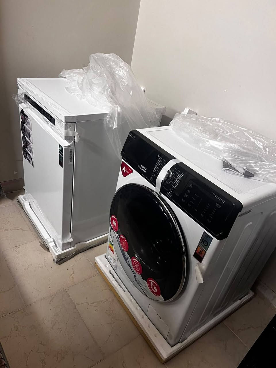 بيع غسالتين غسالة صحون وغسالة ملابس LG جديدات باكيت مثل صور وفيديو بيع مستعجل اشتراها صاحبها وصارت عنده ظروف ويريد يبيعها بيع مستعجل تواصل خاص مكان سماوة
