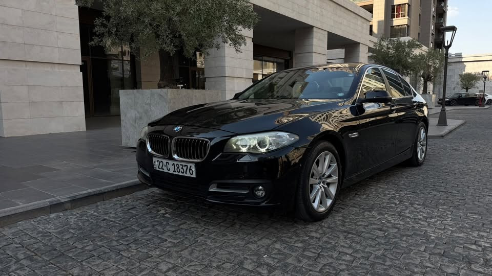 للناس اللي تدور BMW F10 نظيفة، نادراً تحصل سيارة مالك واحد من الوكالة وبهذا المستوى من النظافة.

⸻

للبيع | BMW 528i موديل 2016 – بحالة استثنائية

إذا كنت تبحث عن BMW F10 نظيفة وحقيقية، فهذه السيارة تستحق المشاهدة.

* موديل: 2016
* الفئة: 528i
* المحرك: 2.0 Turbo (أربع سلندر)
* عداد: 110,000 كم فقط
* وارد: وكالة عروش – زيرو
* الاستخدام: مالك واحد فقط منذ 9 سنوات
* الحالة: بحالة الوكالة، نظيفة جداً من الداخل والخارج
* خالية تماماً من الحوادث
* لا توجد أي أعطال أو نواقص، جاهزة للاستخدام

المواصفات:

* 5 وضعيات قيادة (5 Modes)
* جميع الأبواب شفط
* داخلية جلد مشمشي
* حساسات أمامية وخلفية
* كاميرا خلفية
* عدادات ديجيتال
* إضاءة زينون مع Angel Eyes
* جنوط وكالة

سيارة لمن يعرف قيمة هذا الموديل ويبحث عن سيارة محافظ عليها بكل معنى الكلمة، وليست سيارة مستهلكة أو مجددة.

للاستفسار والمعاينة يرجى التواصل على الخاص أو الاتصال.

مكان سيارة اربيل بوليفارد
***********
