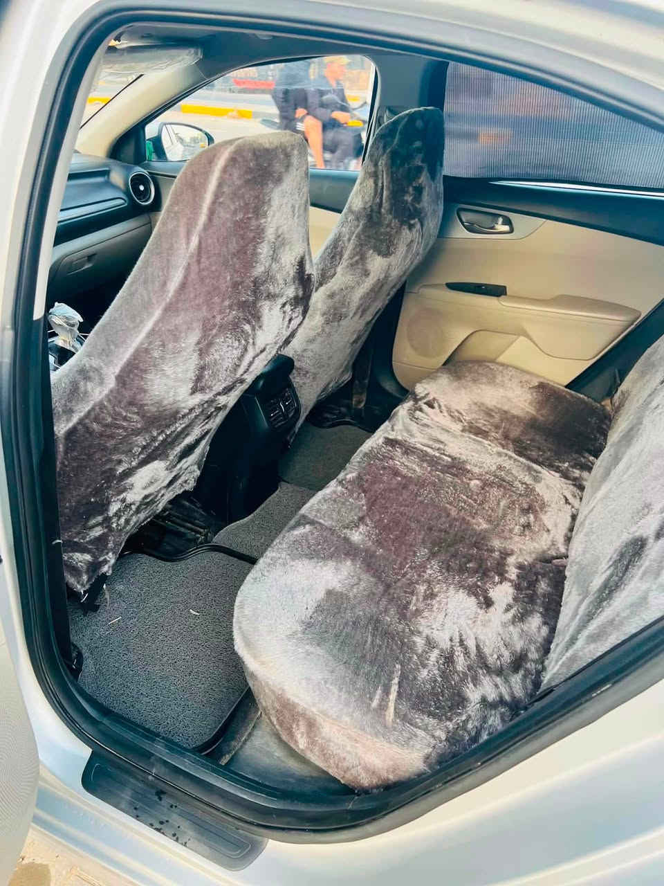السلام عليكم سيراتو
مديل 19 حره    نص فول 

بيها بارد سياره جاهزه حداديه جديده وتخم تاير

 مكاني السماوه مركز 

الاستفسار ***********
