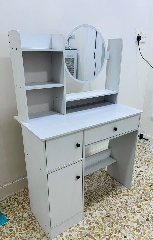 ميز تواليت حجم صغير  صغير السعر   ٣٠ قفل
للتواصل ***********
