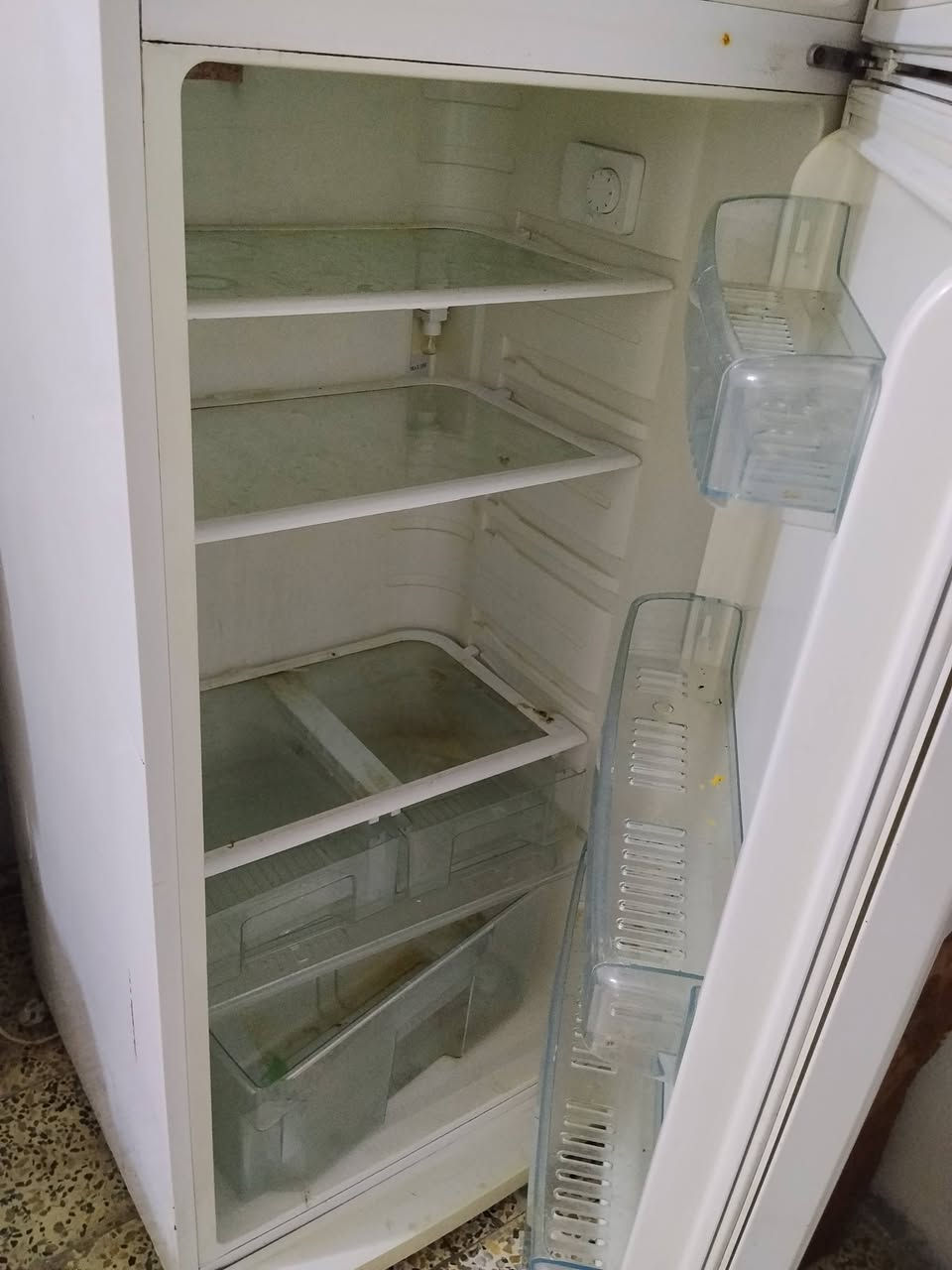 ثلاجه للبيع ماطور عاطل ب100وبيها مجال لشراي
