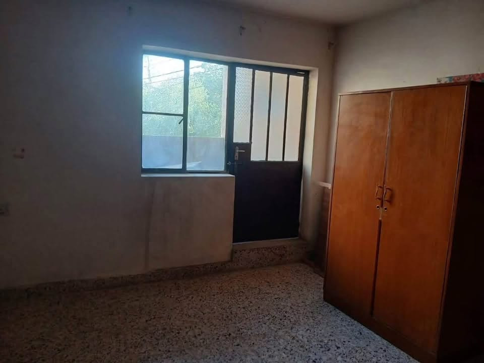 🏠 للإيجار – طابق اول في السيدية
طابق اول مستقل للإيجار في منطقة السيدية، مقابل حديقة ساحه الهنداوي  ويبعد دقيقه فقط عن شارع التجاري، وخلف أسواق حمص.

 المساحة: 150 متر مربع

 يتكون من: 3 غرف + حمام + مطبخ

 درج مستقل

 يحتوي على بلكونتين (شرفتين) جميلتين بإطلالة مميزة

 موقع هادئ وقريب من جميع الخدمات والأسواق

📞 للاستفسار ومعرفة تفاصيل الإيجار،
مكتب الرواد للتطوير العقاري 
***********-***********
