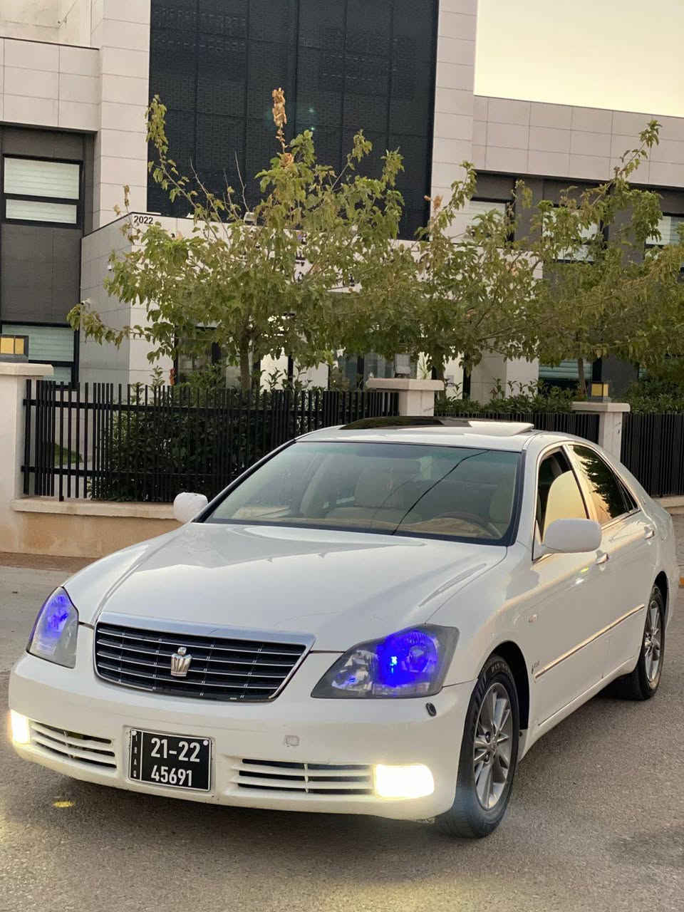 شاهینە 2005 بڕاوە
سێ دووگمە 
گەورە بە گەورە 182
کامل کراوە بە ساج مەلەکی 
سڵایدە
سەیارەکە ڕەقەم یەک جوانە سەقفی شوشەیە 
گێڕ و مەکینە و تەقەو ڕەقە هەمووی گیانی بە شەرت، 
سعری 53 مەجالێکی زۆر کەم
شوێن : هەڵەبجەی شەهید
***********
***********
