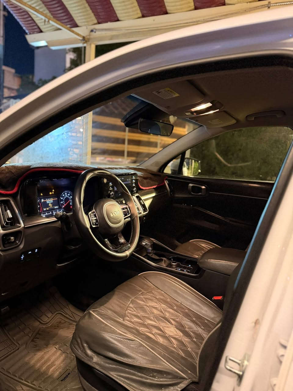 🚗 للبيع: كيا سورينتو 2023 (الشعار الجديد) - بحالة ممتازة جداً 🚗
​تفاصيل السيارة:
🔹 الموديل: كيا سورينتو 2023
🔹 اللون: أبيض لؤلؤي (GWP)
🔹 المسافة المقطوعة: 38,875 ميل فقط
🔹 المواصفات: وارد أمريكي (صنع مصنع جورجيا)
🔹 الرقم: أربيل (11 Z)  
​المواصفات والتقنيات:
• كوشن جلد أسود مميز مع فتحات تكييف خلفية
• شاشة لمس مركزية متطورة تدعم أبل كاربلاي وأندرويد أوتو
• تحكم كامل من الاستيرن
• إضاءة LED أمامية وخلفية
• ضربتها أمريكية بسيطة جداً (جاملغ ودعامية أيسر فقط) مصلحة درجة أولى
• السيارة جاهزة للبيع ومكفولة من الناحية الميكانيكية والشاصي  
​📌 السعر: [215 ورقة ]
📌 المكان: [بغداد ]
📞 للتواصل: [*********** ]

