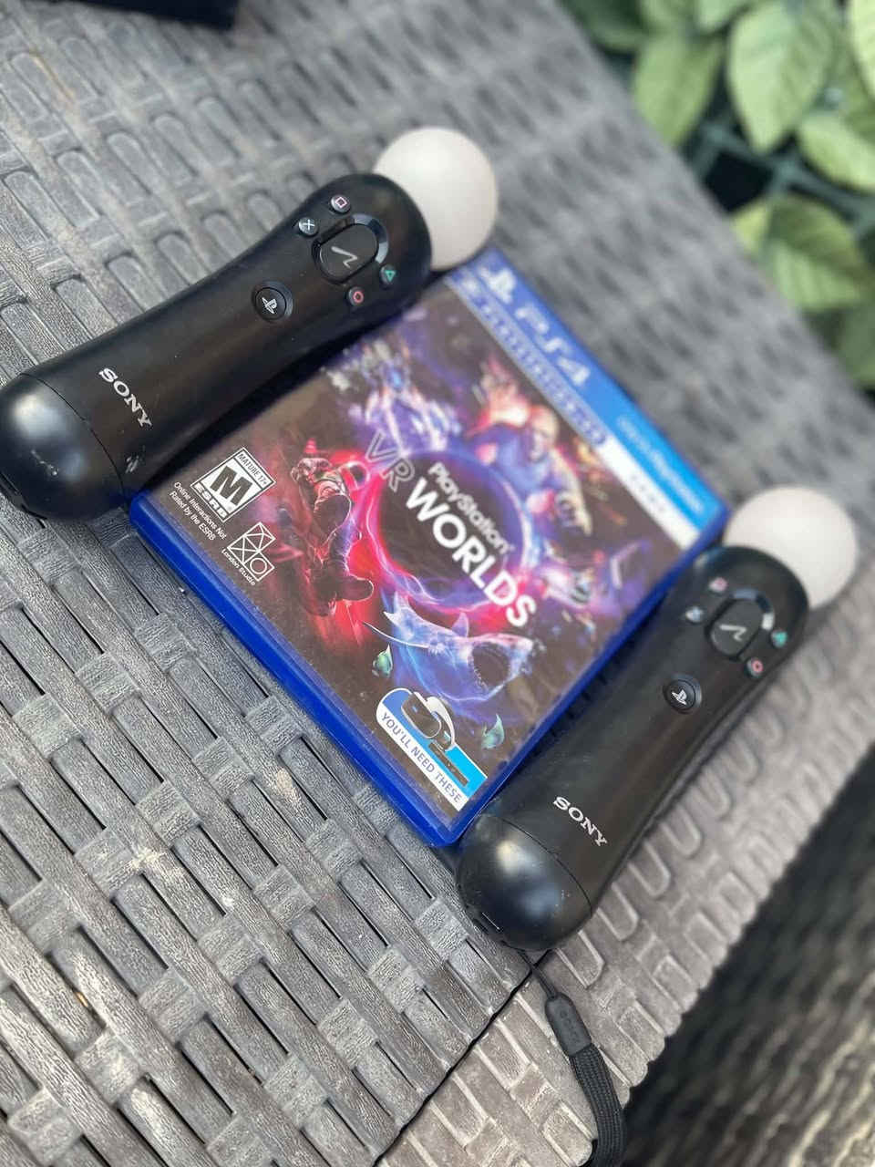 🔥 عرض للبيع: حزمة نظارة الواقع الافتراضي PlayStation VR كاملة بحالة ممتازة! 🔥
​عيش تجربة ألعاب الـ VR الحقيقية مع هذه الحزمة المتكاملة والجاهزة للاستخدام مباشرةً.
​محتويات الحزمة:
​نظارة PlayStation VR (الجيل الأول) بنظافة ممتازة.
​وحدة المعالجة (Processor Unit) مع كامل الوايرات والملحقات.
​عدد 2 يد تحكم الحركة (PS Move Controllers) الأصليين.
​قرص لعبة PlayStation VR Worlds الأصلية لتجربة عالم الواقع الافتراضي فوراً.
​الكرتون الأصلي الخاص بالنظارة والحزمة كاملة.
​الحالة: مستعملة بنظافة عالية جداً وكل الملحقات شغالة وبدون أي مشاكل
.
​السعر: [130قفل]
.
المكان: [بغداد الغزاليه]
.
للتواصل : [***********]
