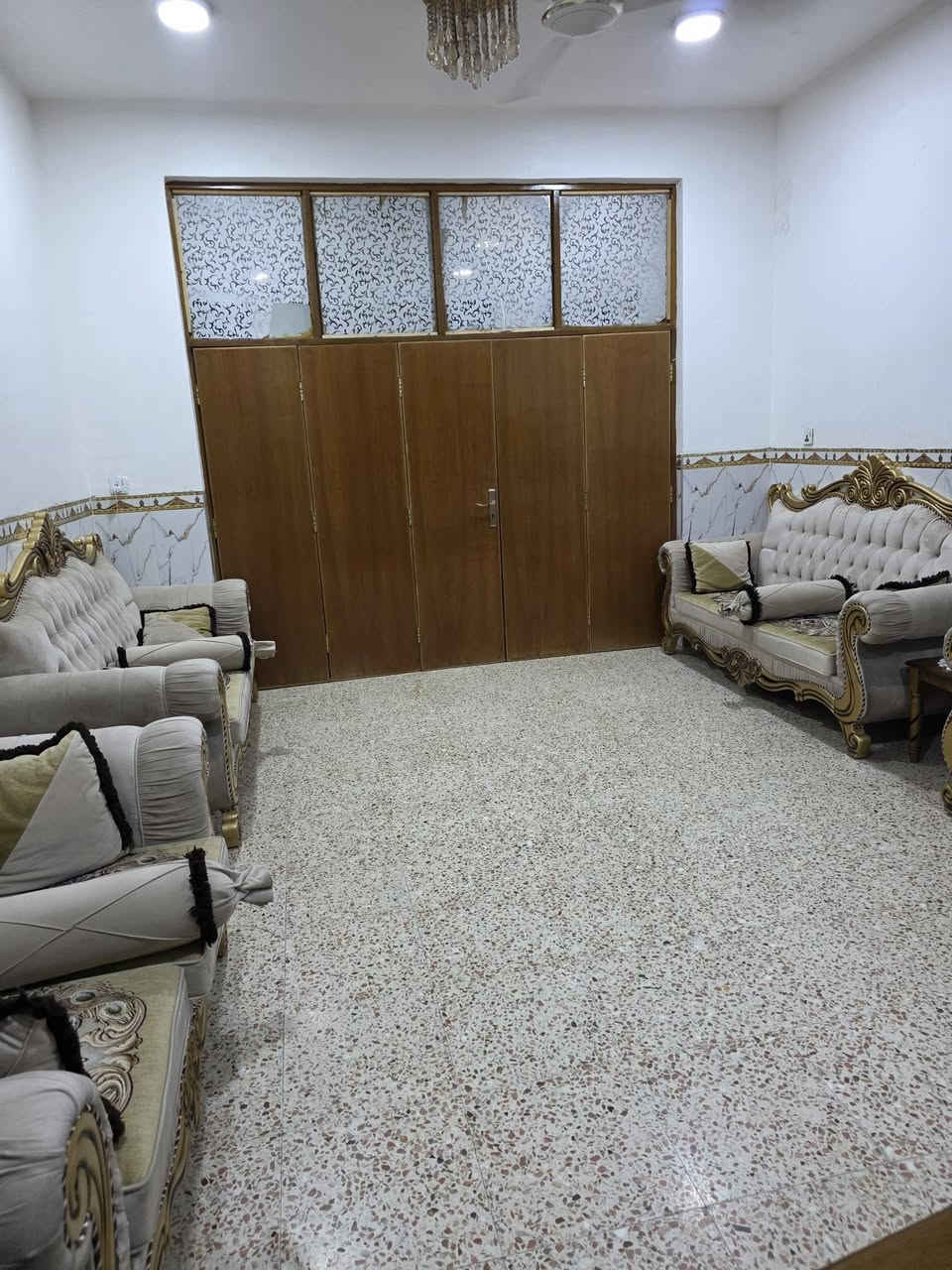 دار للبيع المساحه 200متر طابو صرف طابقين  يحتوي غرفتين نوم مطبخ وهول واستقبال ومجمع صحيات 
طابق الثاني ماكامل 
مطلوب مصرف عقاري  25 مليون 
العنوان / ورديه سيف سعد شارع مركز الشرطه
***********

نص مكتوب في الصور:
- Galaxy A52