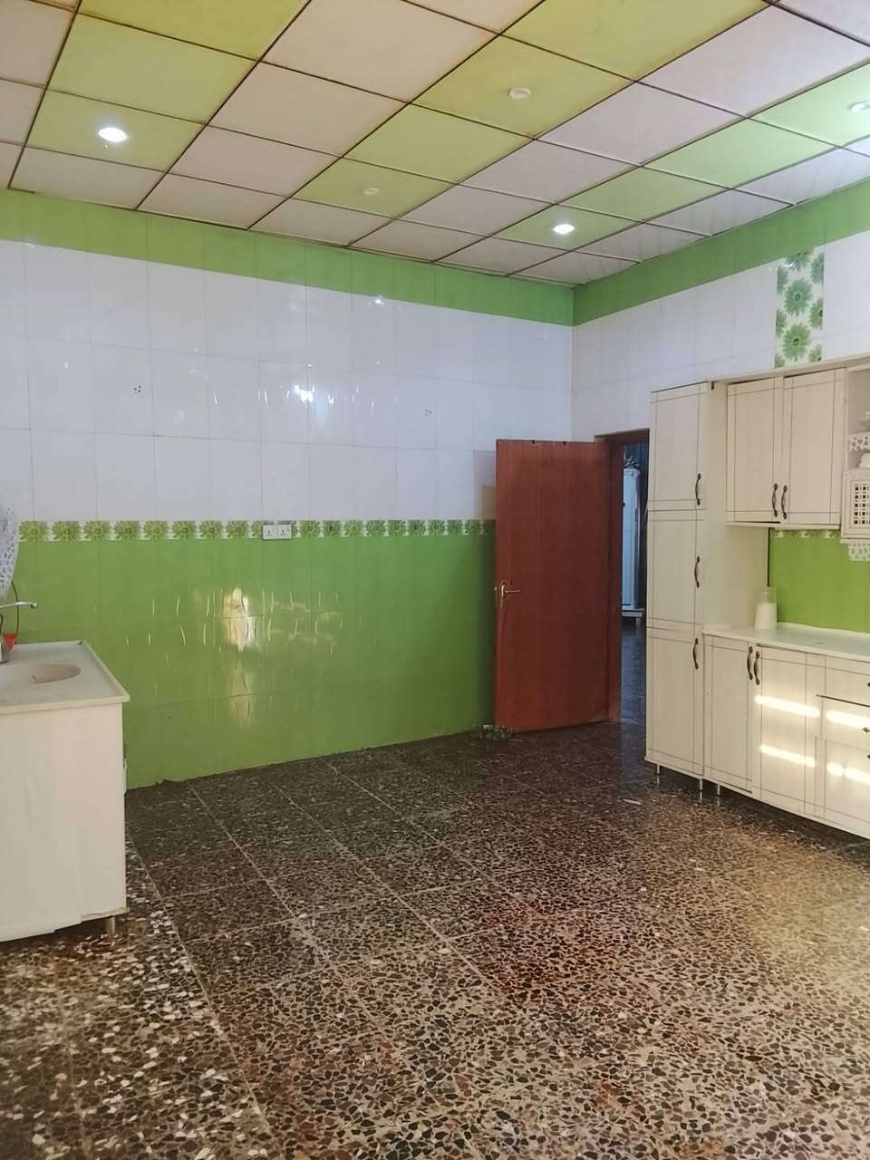 السلام عليكم بيت للبيع مساحه 240متر نوع العقار سند 25 عنوان البيت أبو خستاوي شارع الغسيل والمدخل الثاني شارع سيد علي يحتوي الدار على غرفتين نوم الغرفه الاولى 
4*4
الثانيه 5*4
الصاله 7*6
الكندور 6*6
يحتوي على مناور عدد 2داخل البيت 
الطارمه 4*5
الاتصال على رقم 
***********
