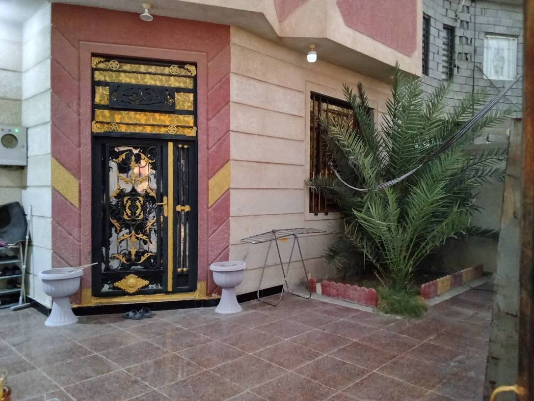 بيت ٢٠٠متر للبيع البيت درجه اوله كلش مرتب الشاره ٩ متر تبليط مجاري  شارع تبليط بلباب اناره الشاره البيت قريب على الشارع يعني من الشارع تبليط لحد باب البيت ولجيران خير من الله طيبين السعر ١٢٠ وذا مراوس ابيت معه الفرق  ميخالف  رقم التليفون بي واتساب *********** ابو الخصيب, البصرة

