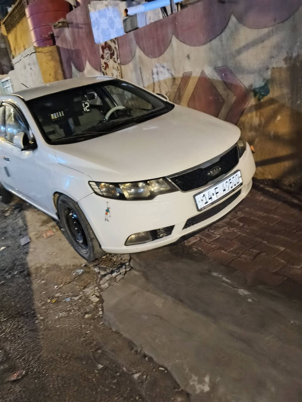 سيراتو موديل12
بيها بارد باب العبري 
وبيها بنيد صبغ ودوسات
السعر85وبيها مجال قليل
ارقم***********
