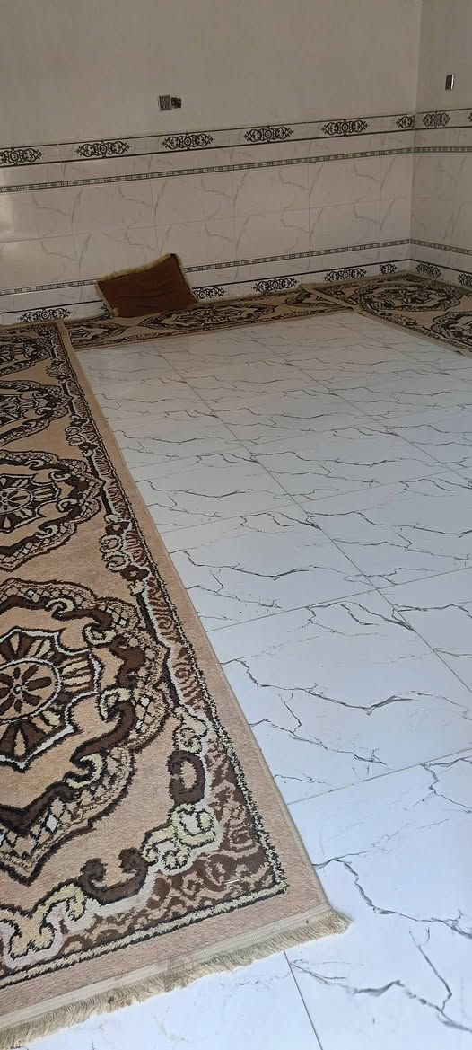 بيت للبيع 200متر شارع المطحنه شارع 32 غرفتين3×4 صاله 10× 5استقبال 4×6مطبخ 5×4ونص غرفه بالسطح مكامله عالنص صحيات مناور 2  ركن علـّۓ. شارعين شارع مبلط بالباب مقابيله اسواق قريب علـّۓ. مدرسه الرحاب كهرباء مي مولد ذهبي السعر 75مليون قابل لتفاوض منطقه كلش هادئه اي استفسار خاص او اتصال علـّۓ. رقم صاحب الدار *********** زراعي مشمول بقرار 320مرقم م̷ـــِْن البلديه
