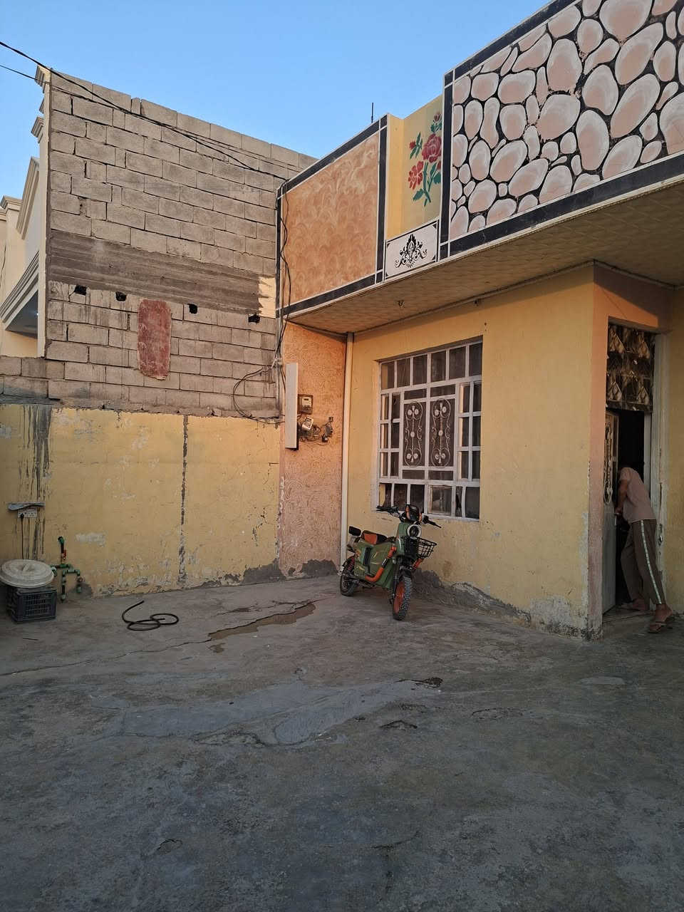السلام عليكم دار للبيع مساحتهة ١٧٠ م الموقع ام العظام عل سدة السعر ٦٥ مليون وبي مجال لللاتصال ***********
