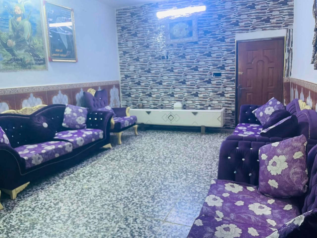 السلام عليكم من رخصه مدير الكروب بيت للبيع مساحته ٢٠٠متر البيت يتكون من أربع غرف واستقبال وصاله ومطبخ وترك وراء البيت البيت قاط ونص تقاطع النهروان منطقه الجوادين قرب القريه النفطيه رابع فرع عن الشارع العام خدمات كامله مي وتبليط كهرباء وسحب ذهبي استفسار على ارقام التأليه ***********/***********
