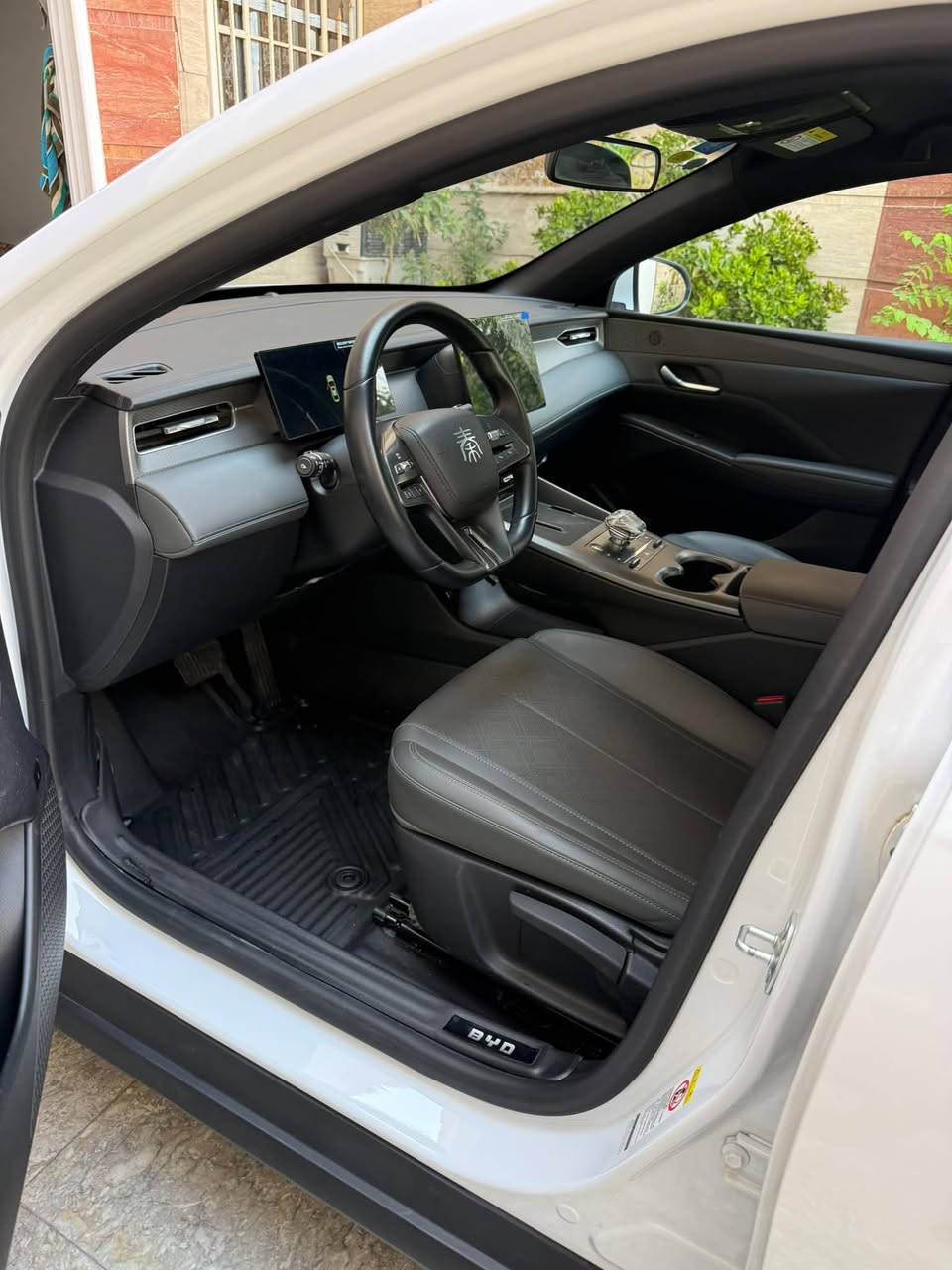 سلام عليكم BYD كن بلاص2025 مكفوله كفاله عامه من الضربه والصبغ سياره صارف عليه مسويله بصمتين+ كارت مشتريله سبير هوه العده مالته يعني تاخذه مذب عليه ربع ماشيه 4 عنواني شارع فلسطين واي ستفسار اتصال عل رقم ***********
