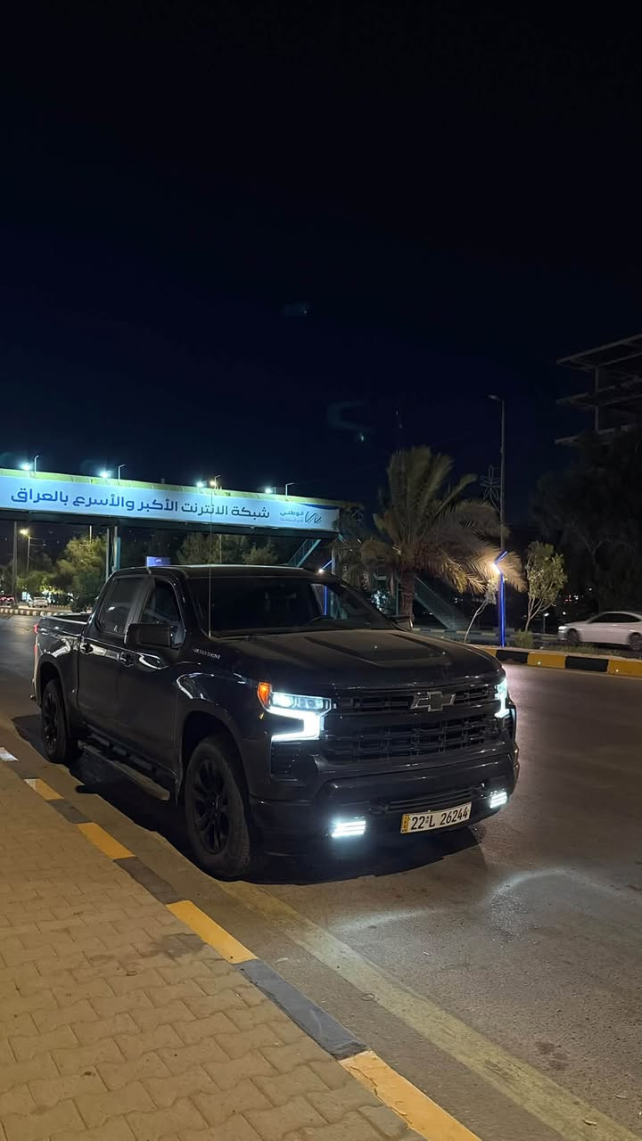 للبيع
شيفروليه سلفرادو LT موديل 2023 (الشكل الجديد)
 الموديل: 2023
 الفئة: LT
 الحجم:( باب طويل بدي قصير)
 اللون: كحلي مميز (Dark Ash Metallic)
 المحرك: 4 سلندر 2.7L TurboMax (قوة 310 حصان / عزم 583 نيوتن.متر)
نوع الكير: أوتوماتيك 8 سرعات علاّگ (مع التحكم اليدوي + / -).
 نظام الدفع: رباعي 4x4 (مع أوضاع قيادة متعددة)
المواصفات والتجهيزات:
 الخارجية:
 إضاءة LED بالكامل (أمامي وخلفي) + كشافات نهارية
 جنوط ألمنيوم سوداء مقاس 20 إنش مع إطارات مشلن (Michelin) خلفيه جديده
 دواسات جانبية سوداء
 هوك قلص خلفي جاهز للقطر مع درجات صعود على زوايا الصندوق
 الداخلية والتقنيات:
 شاشة مركزية كبيرة مقاس 13.4 إنش تدعم Apple CarPlay و Android Auto لاسلكياً
 لوحة عدادات ديجيتال بالكامل مقاس 12.3 إنش
 تشغيل عن بعد + دخول ذكي بدون مفتاح
 مكيف أوتوماتيكي ثنائي المناطق
 أنظمة الأمان:
 (كبح طوارئ ذاتي، تنبيه تصادم أمامي، ومساعد الحفاظ على المسار ومثبت سرعه نوعين)
 كاميرا خلفية عالية الدقة
السياره بدون حادث بدون أيرباك كلشي سليم فقط سرقه باب البدي ودعامية الامامية وموجود رقم شاصي ع خاص
السعر 280 وبيها مجال والسياره بعد احلى من الصور وسعرها نزلت منه متوازي على بيعتها وبدون كسران وسيارة نضيفة
تواصل:- *********** واتساب
