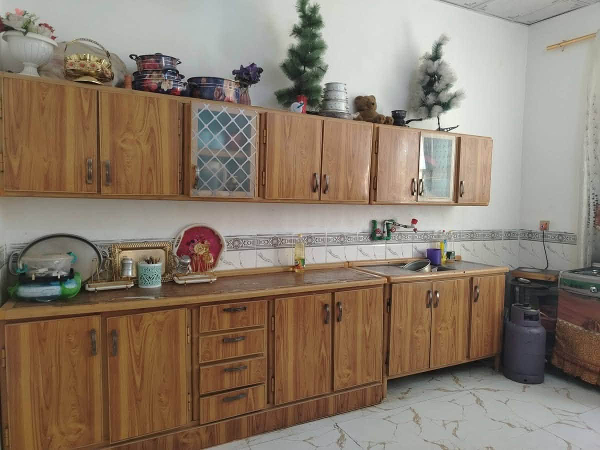 سلام عليكم بيت بمساحه 350 مع الحديقه
يحتوي 2 فرف نوم  5.50x4

مطبخ 4x4

مضيف 7x4

صاله 7x4

حمامات خارجيه وداخليه

+مخزن

شارع تبليط للباب 

عقد الارض زراعي 117

خلف جامعه كربلاء مباشرا البزل الرابع قرب المختار ابو رعد

سعر 52 مليون مع المجال ***********
