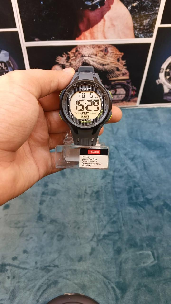 سلام عليكم 
ساعتك هي Timex Ironman Classic TW5M41500، وهي ساعة رياضية رقمية مميزة بميزة نبض القلب، ستوب ووتش 10 لابات، INDIGLO، منبه، مؤقت وتقويم
وبطارية CR2025
هذه الساعة الظاهرة بالصورة هي Timex Ironman Classic 

المعلومات الأساسية
البراند Timex

السلسلة : Ironman Classic

رقم الموديل: TW5M41500

نوع الساعة رقمية Digital

الحركة كوارتز Quart

التصميم رياضي

الخامة : Resin/

راتنج

السير: Resin

حجم الكيس حوالي 42-43 مم
السماكة حوالي 11 مم
أهم الميزات
قياس نبض القلب
کرونوغراف/ ستوب ووتش
عرض اليوم والتاريخ
إضاءة INDIGLO من Timex
مؤقت عرض 12/24 ساعة
مقاومة الماء
هنا توجد اختلافات بين بعض قوائم البيع لهذا الموديل بعض المصادر تذكر 50 متر، بينما بعض القوائم تذكر 30 متر والأهم أن غطاء ساعتك نفسه ظاهر عليه بوضوح "30 METERS" لذلك بالنسبة للساعة الموجودة بالصورة أتعامل مع تصنيف 30
متر باعتباره التصنيف المطبوع على ساعتك
البطارية
الغطاء الخلفي الظاهر بالصورة مكتوب عليه CR2025 يعني البطارية هيCR2025

عنوان بغداد مدينة - الصدر الاروفلي
توصيل لجميع المحافظات
جميع الساعات اصلية معا ضمان
التوصيل واتساب ***********
