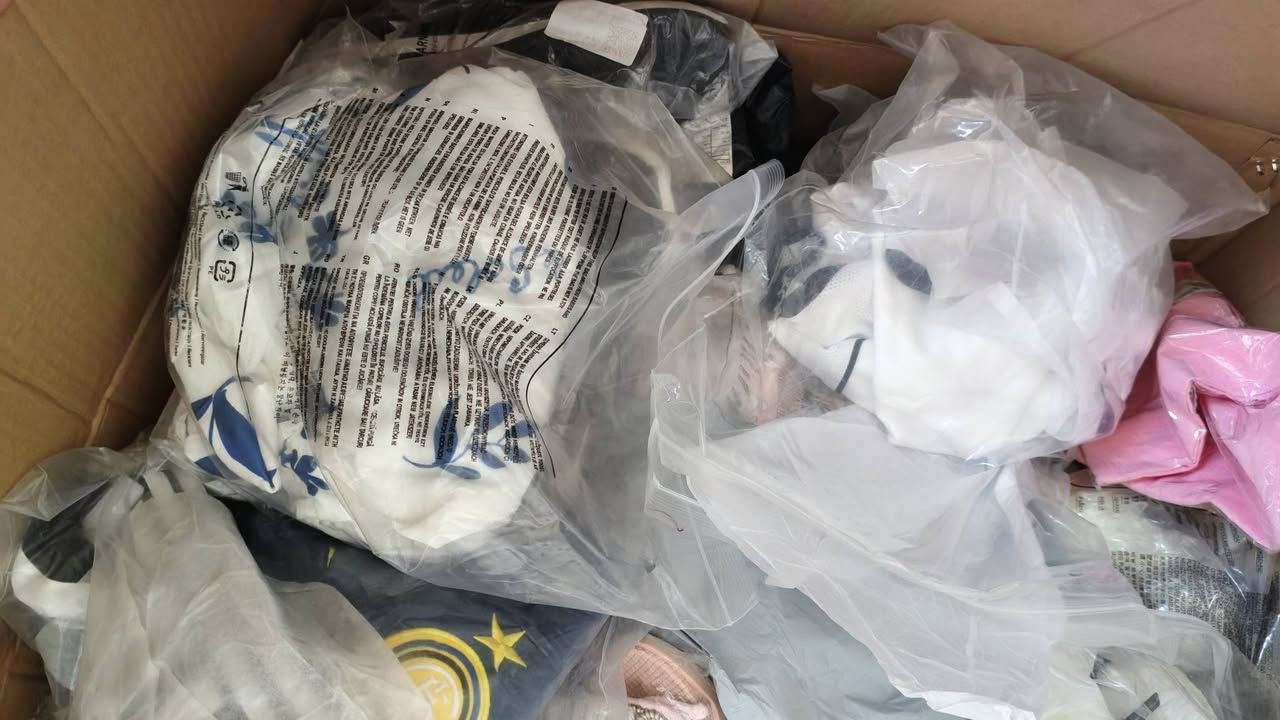 يا الله شلعه ملابس DHL  برازيلي خط أول حجي سلمان  تقريبا 50 كيلو شلع ابيع إلي يفيده يجي واتس,***********

