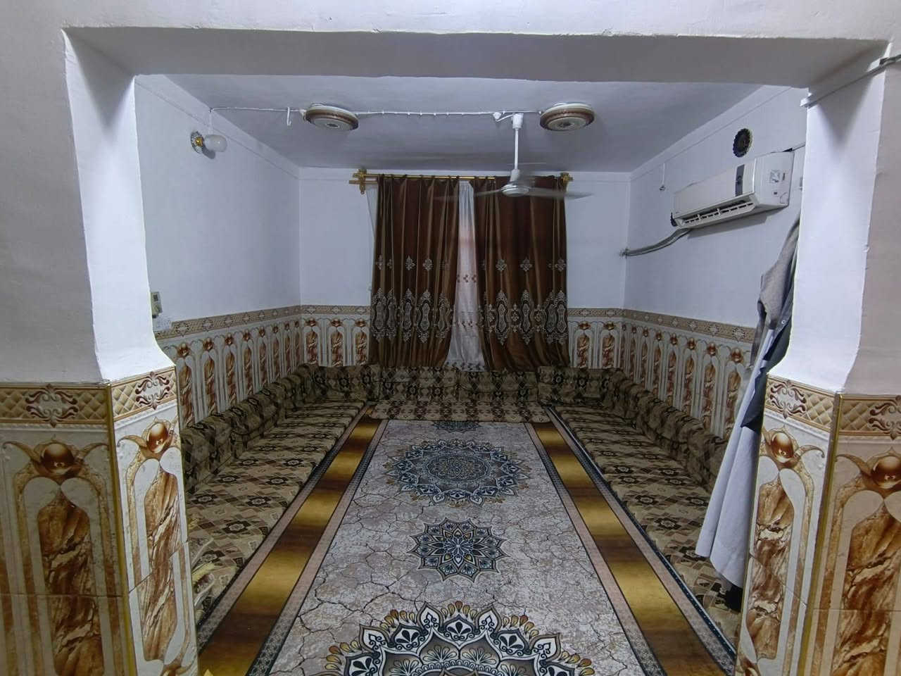 السلام عليكم
دار للبيع خلفي طابو مساحه 125 وعرض الممر 2 متر وربع مكانه حي العسكري العابد قرب السوق يتكون من طابقين الطابق الارضي يتكون من غرفه واستقبال ومطبخ وصحيات والطابق الثاني من ثلاث غرف وصحيات السعر92 وبي مجال  للاستفسار الاتصال على الرقم ***********
