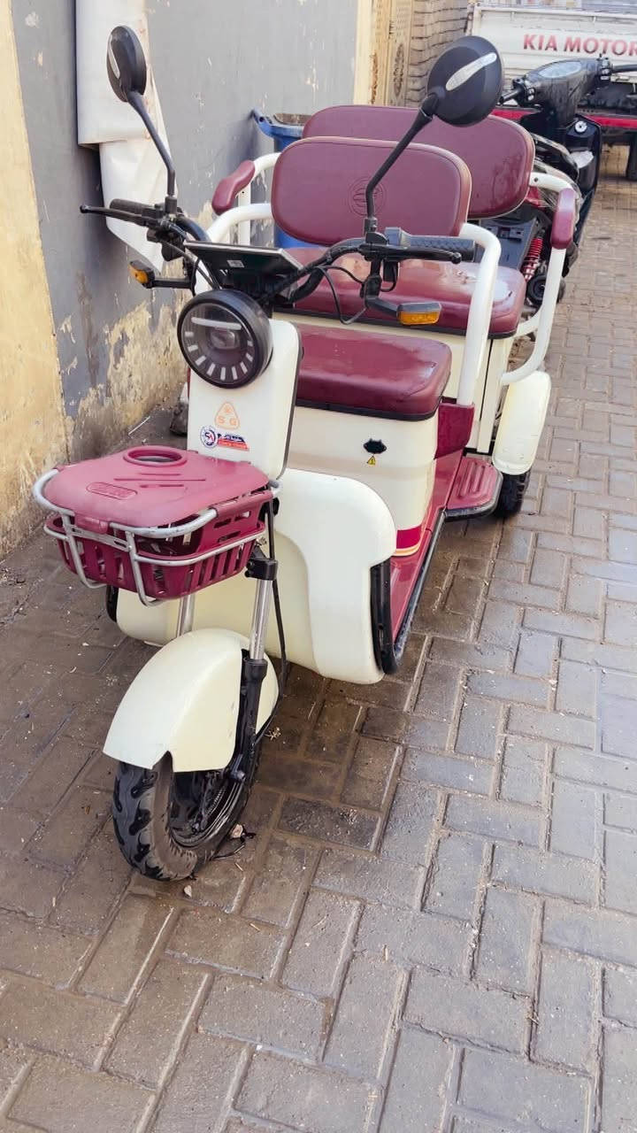 سلام عليكم بيع فقط
دراجه 3 راكب شحن جديده نضافه 95 بل ميه 
 ‭***********‬ سعر مليون و100 بغداد البلديات
