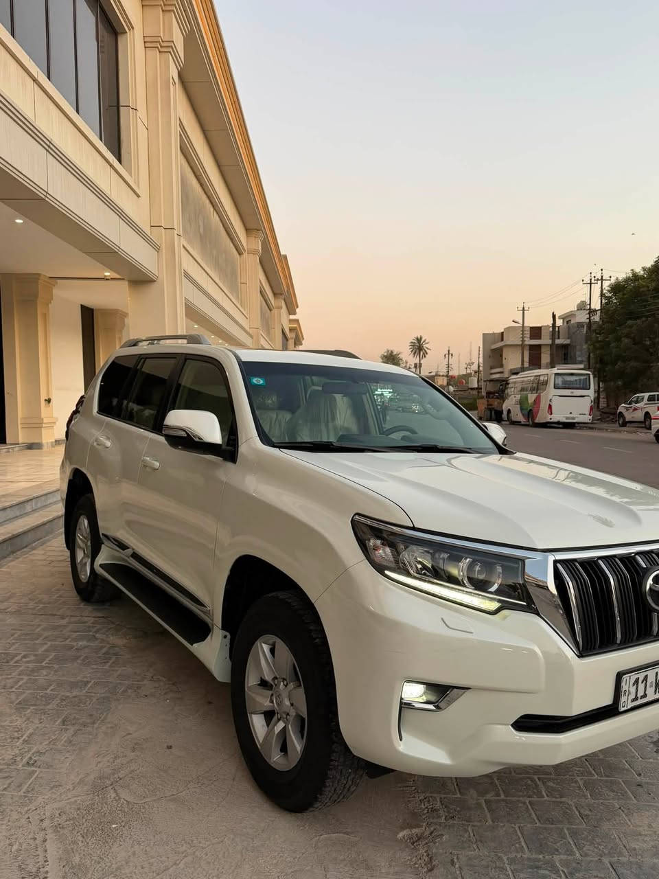 السلام عليكم 
برادو موديل ٢٠١٨ TXL ساز 
للبيع فقط بدون مراوس 
بيها ٣ اماكن بارد والباقي كفاله عامه 
مواصفات TXL معروفة 
محرك V6 
ماشية 93,000 Km حقيقي 
صيانه السيارة كلها بشركة ساز من الزيرو لحد الان 
سيارة على وضع شركة ترايها زيرو 
رقم بغداد بأسمي تحويل مباشر 
سعر / 35,500 
مكانها بغداد علي صالح مقابل مرور الطوبجي 
للاتصال / ***********
