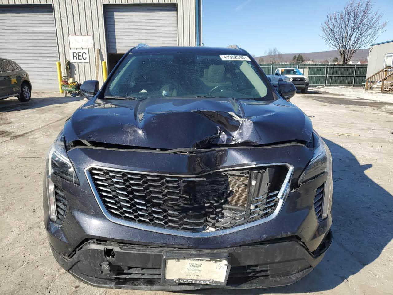 السلام عليكم 

كديلاك XT4  2023
 فول مواصفات فئة لاكجري
جلد فتحه بانوراما 
جنطة كهرباء 
تحديد مسار 
 كشنات تدفئة 
حادث بنيد فقط و موضع بالصور  
 
رقمها  بغداد و بأسمي 
هاتف / ***********
مكان السيارة بغداد

نص مكتوب في الصور:
- 41932365