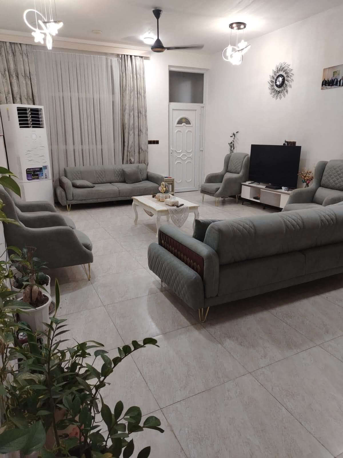 دار للبيع طابقين المساحة ٣٠٠ متر
الوجه ١٥ والنزال ٢٠

الطابق الارضي يتكون من 
* طرمة وحديقة
*مطبخ حار بارد مفتوح عل هول
*هول داخلي متصل بهول اخو موزع
* غرفتين نوم 
* استقبال معزوله مع الكليدور والصحيات
* مجموعتي صحية
*مناور عدد ٣
——
الطابق الثاني
* غرفتين نوم
* مجموعة صحية
* هول كبير 
* سطح
سنة البناء ٢٠٢٤

عرض الشارع ١٢ متر
الخدمات * ماء
        * كهرباء
           * مجاري
جنس الارض زراعي طابو ٢٥ كاع الامارة

العنوان الكوت الجديدة شارع البترومين خلف مدرسة السرور

للاستفسار الاتصال
***********
