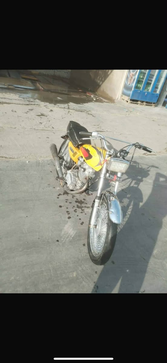 دراجه للبيع موديل 15محرك خير من الله لا تبخير ولا تنقيص كهربائيات شغاله كلك بدون اوراق. تايرات ووياله مشدوده جدد سعر 250وبيه مجال مكاني صويره للعلم.الكشن مشدد جديد هاذ غيره بدلته 

***********
