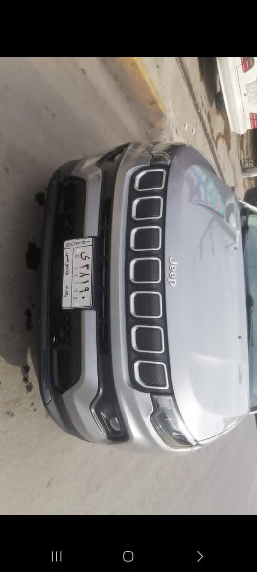 جيب كومباس لاتيود.2022  الشكل الجديد حجم المحرك 2400المواصفات رادار أمامي وجانبي شاشه كبيره تشغيل عن بعد صندوق كهربائي قياده 
 ذاتيه مثبت سرعه تحديد مسار  كشن كهربائي تبريد قطعتين تدفئه كشنات المقدمه مع المقود سستم صوت وهوايه مواصفات .وارد أمريكي باسمي حادث خلفي يعني بجم مقفل مثبت بالصور تبدل قطعه واحده باب نفس اللون اصلي مرقم بغداد باسمي .العنوان بغداد حي البنوك ***********

نص مكتوب في الصور:
- ١١:٢٦
- أنت
- ١٤ صورة • ١١ أبريل ٢٠٢٣
- ١١:٢٤ م
- ١١:٢٥ م