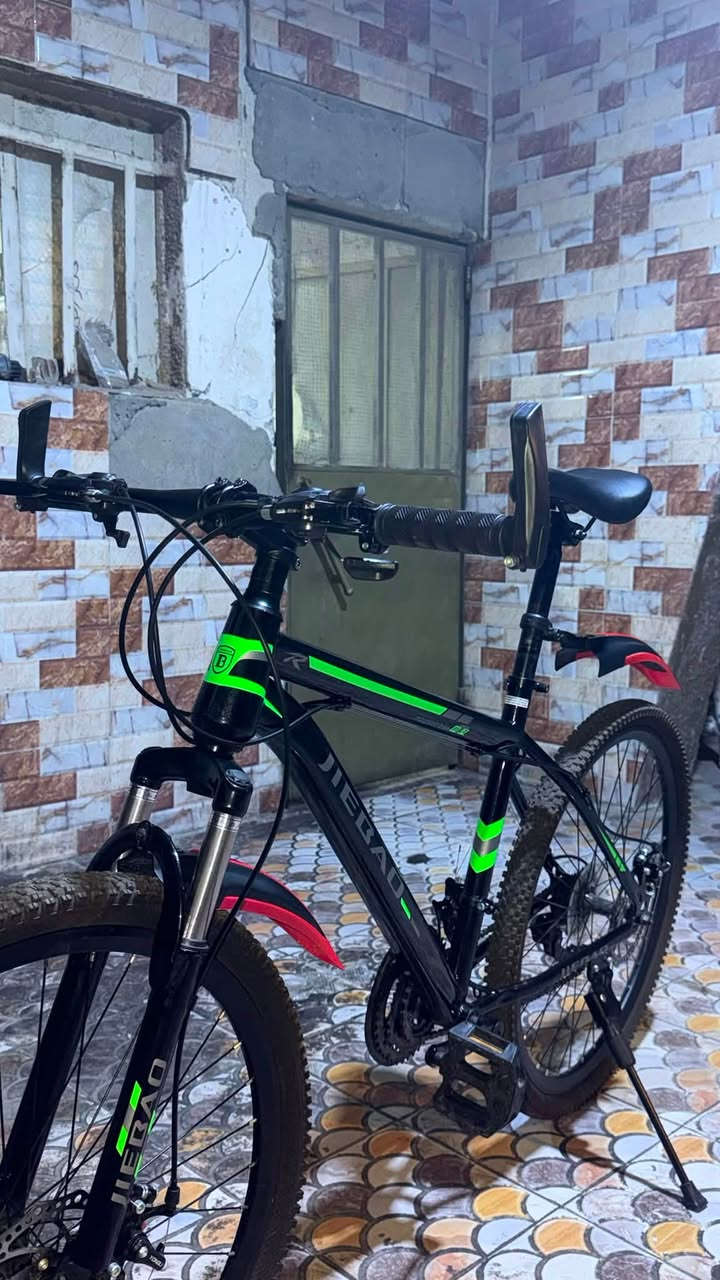 بايسكل جبلي JIEBAO حجم 26 موديل حديث نظيف جداً (أخو الجديد)
السلام عليكم شباب..عندي بايسكل جبلي ماركة JIEBAO الأصلي للبيع، البايسكل نظيف جداً ومستعمل استعمال خفيف وحالته ممتازة ومثل ما موضح بالصور.المواصفات وتفاصيل الموديل:الماركة والموديل: JIEBAO - فئة Mountain Sport (إصدار الهيكل الصلب المطوّر)سنة الموديل: 2024 / 2025 (تصميم حديث بألوان مميزة)الحجم: قياس 26 (حجم مثالي للشباب والبالغين)الهيكل: حديد متين وقوي، بلونه الأسود الرياضي وتفاصيل بالأخضر الفوسفوري نظام السرعات: شغال وسلس جداً (تغيير سرعات أمامي وخلفي دبل)المكابح: ديسكات أمامية وخلفية (فرامل ديسك مزدوجة) قوية جداً واستجابتها سريعة المساعدات: دبل أمامي شغال يمتص المطبات ومريح جداً بالسياقه الإضافات: كامل من جكامخ (واقيات طين) رياضية بلون مميز + جك جانبي البايسكل ما بيه أي نقص، جاهز من كلشي و يجي ويا هدية قفل مع مفتاحين وممتاز للاستخدام اليومي أو الرياضة.السعر: 150 ألف دينار عراقي (وقابل للتفاوض البسيط مع الشراي الصدكي)المكان: (البصره دور الضباط )للتواصل: (***********)
