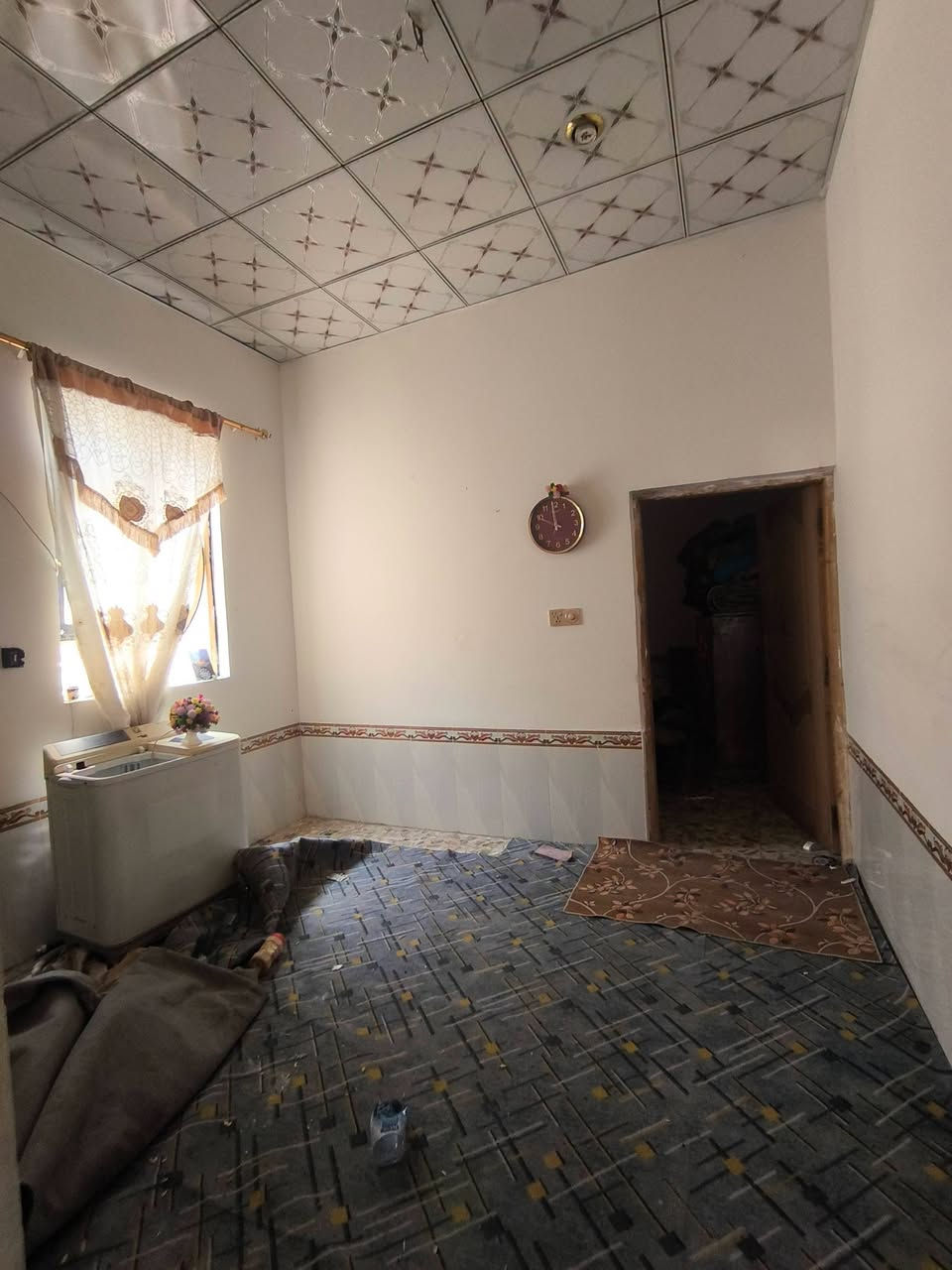 دار للأجار مساحه 100 متر نضيف 
يحتوي على غرفه وصاله ومطبخ واستقبال مغاسل داخليه و خارجيه 
تانكي وسخان وخط مولده وخط وطني جيب غراضك وكعد 
الموقع الكوفه البراكيه شارع المطار القديم مقابيل صيدليه صفاء عبد الرضا 
سعر الاجار 175قفل لكل شهر 
للتواصل الاتصال على الرقم *********** أو مراسلة الصفحه مكتب الياسري للعقار والمقاولات
