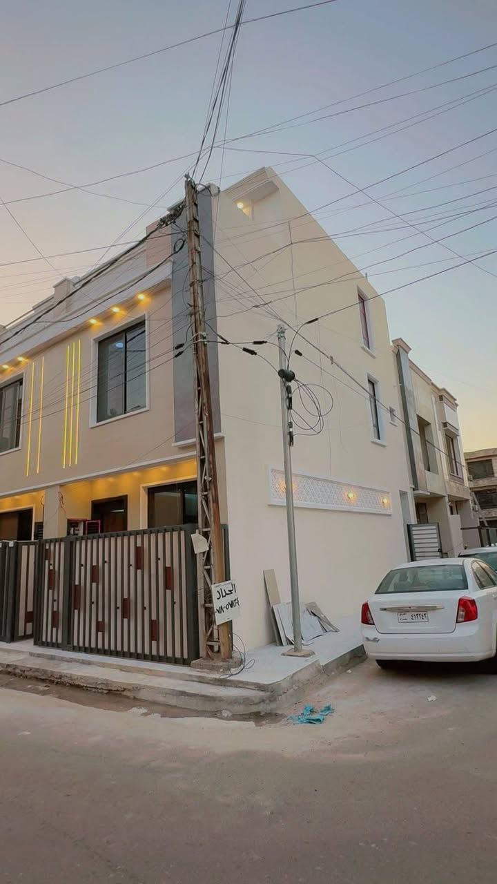 سلام عليكم مشتمل  عدد ( 1)50 متر للبيع ركن 🏡
دار واحد ركن
 واجهه 5
نزال 10متر 
بناء حديث درجه اولى 
يحتوي على صاله ومطبخ وحمام 
الطابق الثاني
غرفتين نوم.  حمام. عدد 2
طابق الثالث غرفه نوم وسطح 

العنوان :: الامن الوطني مقابيل شقق حي الصدام السكني السعر خاص رقم الهاتف ***********
