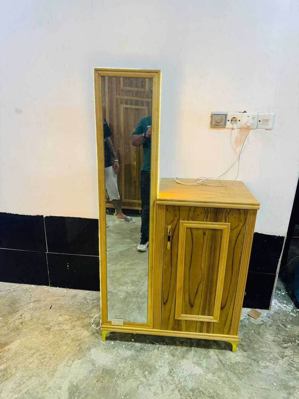 غرفه حشب ثقيل خمسه ملم شرط درجه اوله يوجد جميع الفصالات لطلب واستفسار ‏‪***********‬‏
