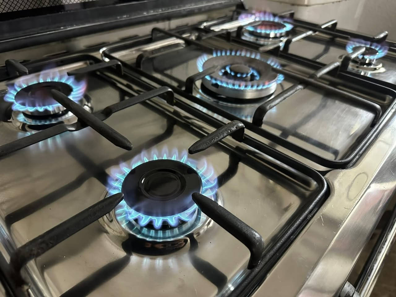 طباخ مصري مستعمل حيل نضيف شرط الشغل 5 عيون ازرك فرن فوك جوه ازرك التوصيل مجاني داخل الموصل صيانه مجانيه مده شهر ......السعر 190 الف 
التواصل ع الرقم ***********
