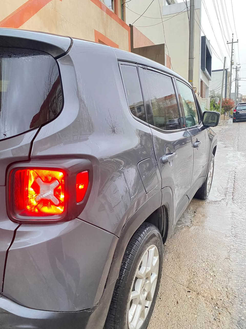 Jeep Renegade 2023
جێب رينگارد 

مۆدێل (٢٠٢٣) 

چوار پستۆن

نرخ: ( ١٢٥ )وەرەقە — کەمێک مەجال 

• تەنها دەرگای دواوەی لای سەکن بۆياخە  .

• شاسی و ئێرباگ: پێش و پاشی کەپسە، بە شەرت ئێرباگی نەتەقیوە.

• دوو پەلە قوپاوی بچووکی بە دەرگای دواوەیەتی (لە سەر شەحن).

• سیستەمی دەبڵ ئەکسل: Double Axle، سێ مۆدی لێخوڕینی هەیە بۆ (بەفر،قور و شاخ).

.برێک بەسمەيە .

. تراکشن کۆنترۆل .

.ئۆتۆ هۆڵد ( auto hold ) .

• سیستەمی سەلامەتی: خەتی جادە (Lane Assist) - خۆی پێچ دەکاتەوە.

• تەبرید: دوو زۆن (Dual Zone) - لای سایەق و سەکن بەجیا گەرم و سارد دەبێت.

• تەکنەلۆژیا: شاشە گەورە، بيلاد (Apple CarPlay) ، تەحدید سورعە (ئۆتۆکروز)، کۆنتڕۆڵی سوکان.

• بەسمەيە .(بەس شەغال نيە) 

مەرج و ئەوراق:

• سەنەوی تا ٢٠٣١ تازەیە و بە ناوی خۆمەوەیە (بە شەرتی تەحویلکردن).

• ٤ تایەی تازەی بۆ کراوە.

• ڕۆنی شەریکەی بۆ گۆڕدراوە و سێرڤسی ساڵی تەواو کراوە، هیچ مەسرەفێکی نییە.

• ڕەقەمی شاسی داندراوە.(ZACNJDB13PPP35489)

ژمارەی پەیوەندی: (***********).(***********)
