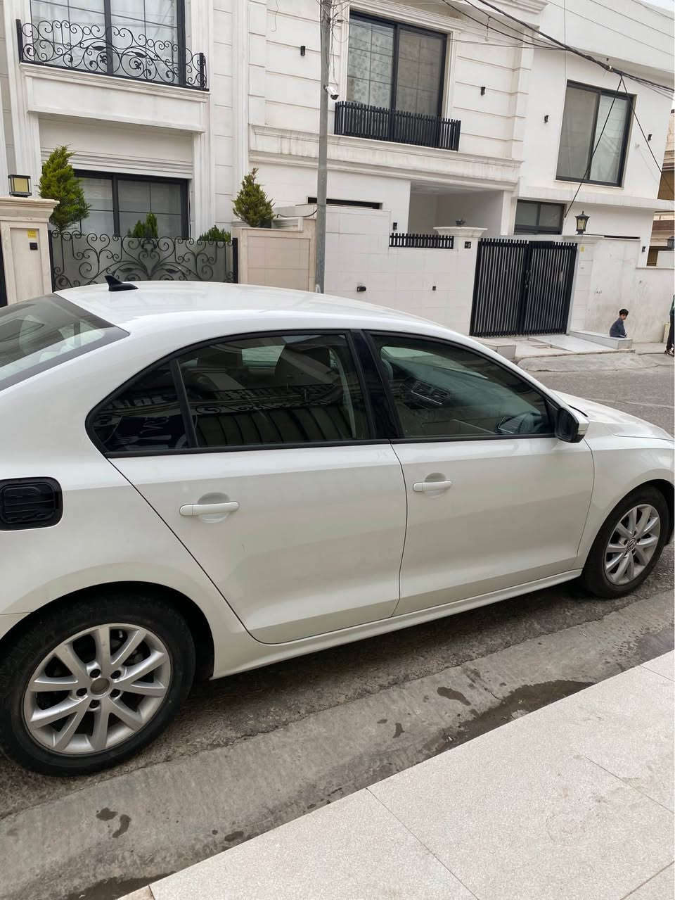 volkswagen jitta 2015
مواسەفات بەسمە ، کوشین هیتەر ، عیشارەت لە ئاوێنە 
مەکینە ١.٨ تۆربۆ
پارچە
سێ دەرکە (دووبەرە دەرگای گرتووە )  
سێ چاملغی هەیە
162 مایل ڕۆیشتوە
نرخ :  ٨٦گەڵا و مامەڵە
ژ.م 
*********** أربيل, العراق
