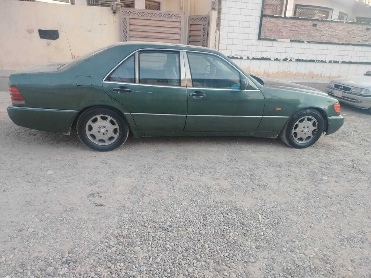 السلام عليكم
للبيع مارسدس شبح موديل 1992 كير ومحرك ابلادي حجم 320  S صبغ عام جماليه شرط بدون دعم وكلبه صبغ جماليه 
مكينه شرط لاتنقيص ولاتبخير كير اوتو شرط 
المواصفات فول السياره 
فتحه سقف + كراسي كهرباء + كراسي جلد + جام اوتو + كير واتو + تخم تاير  + ويل كب 
صدر امامي + صدر خلفي شرط 
السياره حلوه وجاهزه مابيه اي نقص 
السياره رقم بغداد شرط التحويل 
السعر 65 وبيه مجال للشراي 
الاستفسار  ***********
