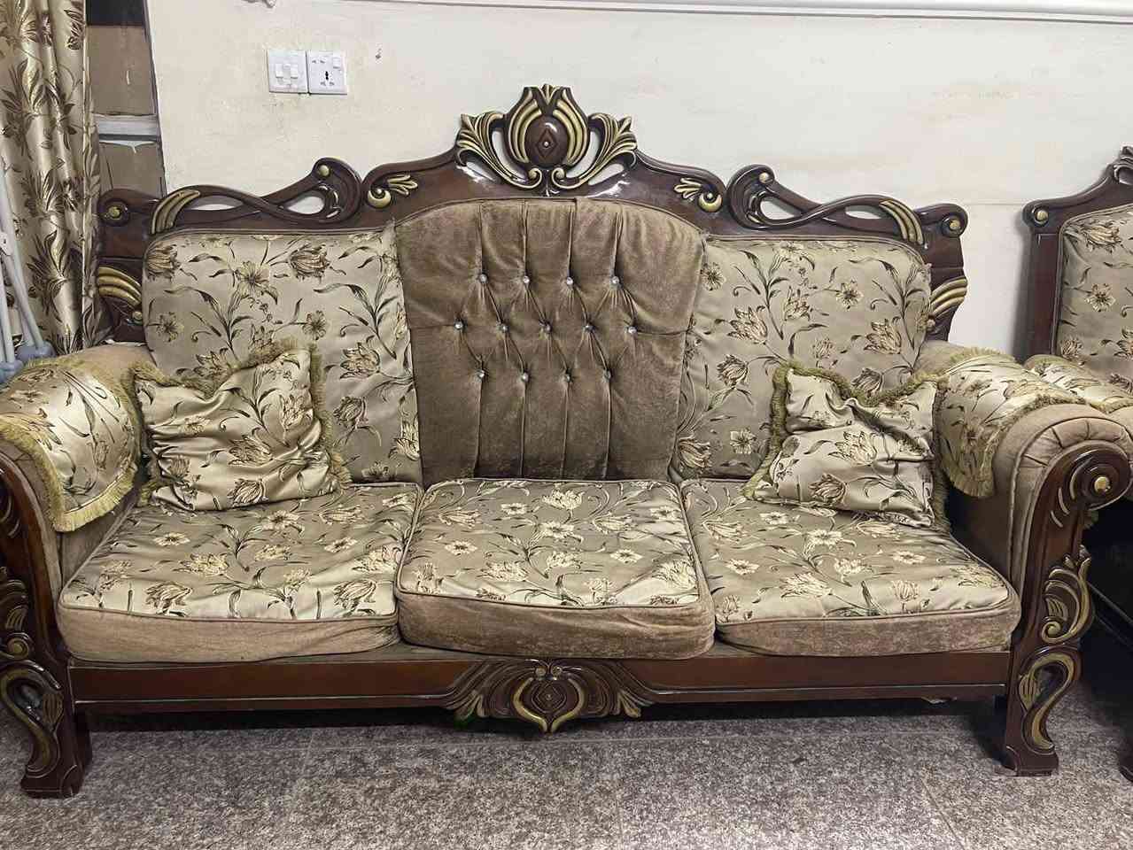 مكلفه بالنشر

تخم  ١٠ مقاعد للبيع

مابي اي كسر بلخشب فقط لسفنج نازل 

للبيع بسعر ٥٠٠ وبي مجال  
مكان السيديه 

لايوجد سياره نقل

التواصل فقط ع الرقم ***********

