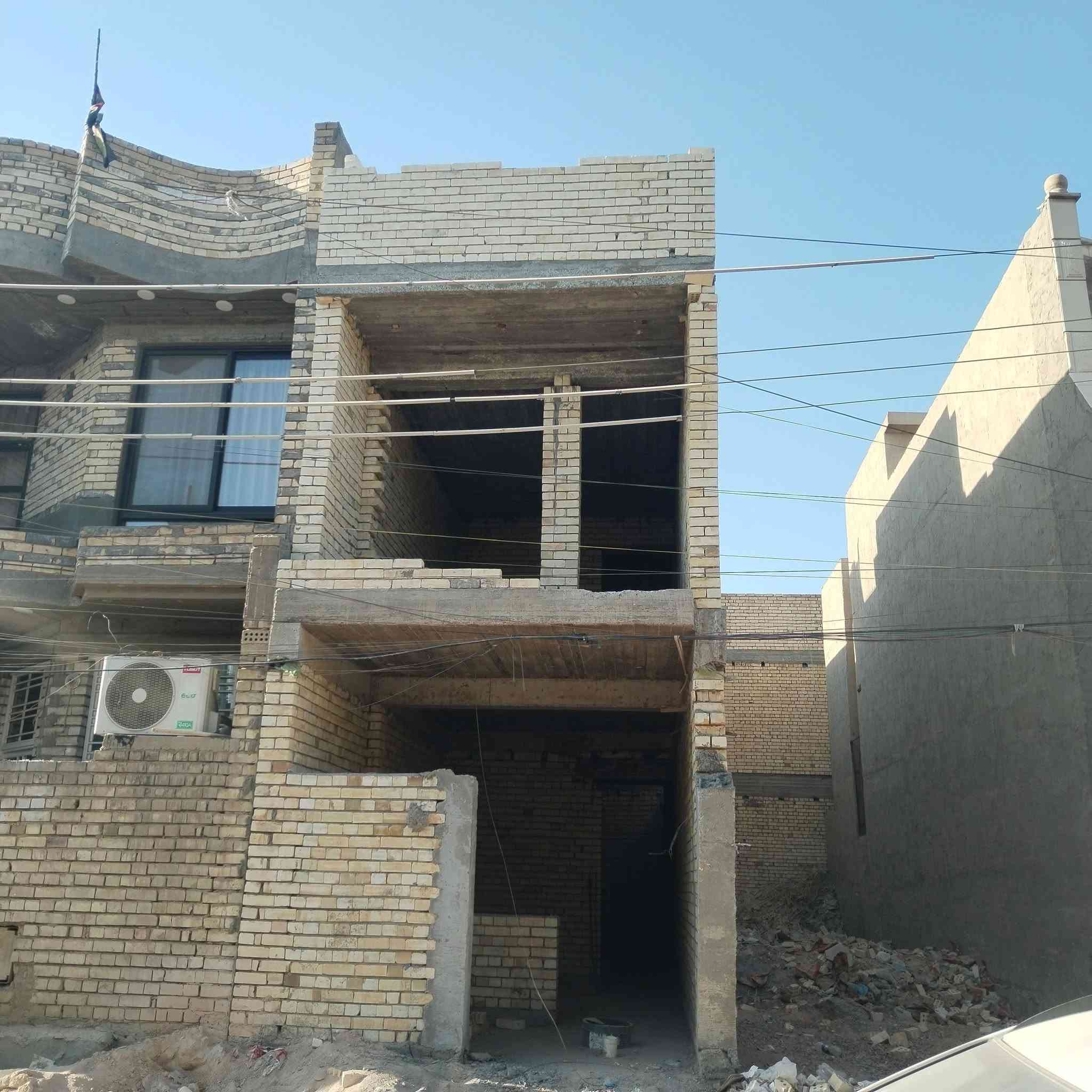 هيكل للبيع ٧٥ متر طابقين طرمه واستقبال ومطبخ و٣ نوم و٢ صحيات و٢ مناور والطابق الاخير بيتونه وسطحين امامي وخلفي. الموقع الهياكل المثلث.
للاستفسار ***********
