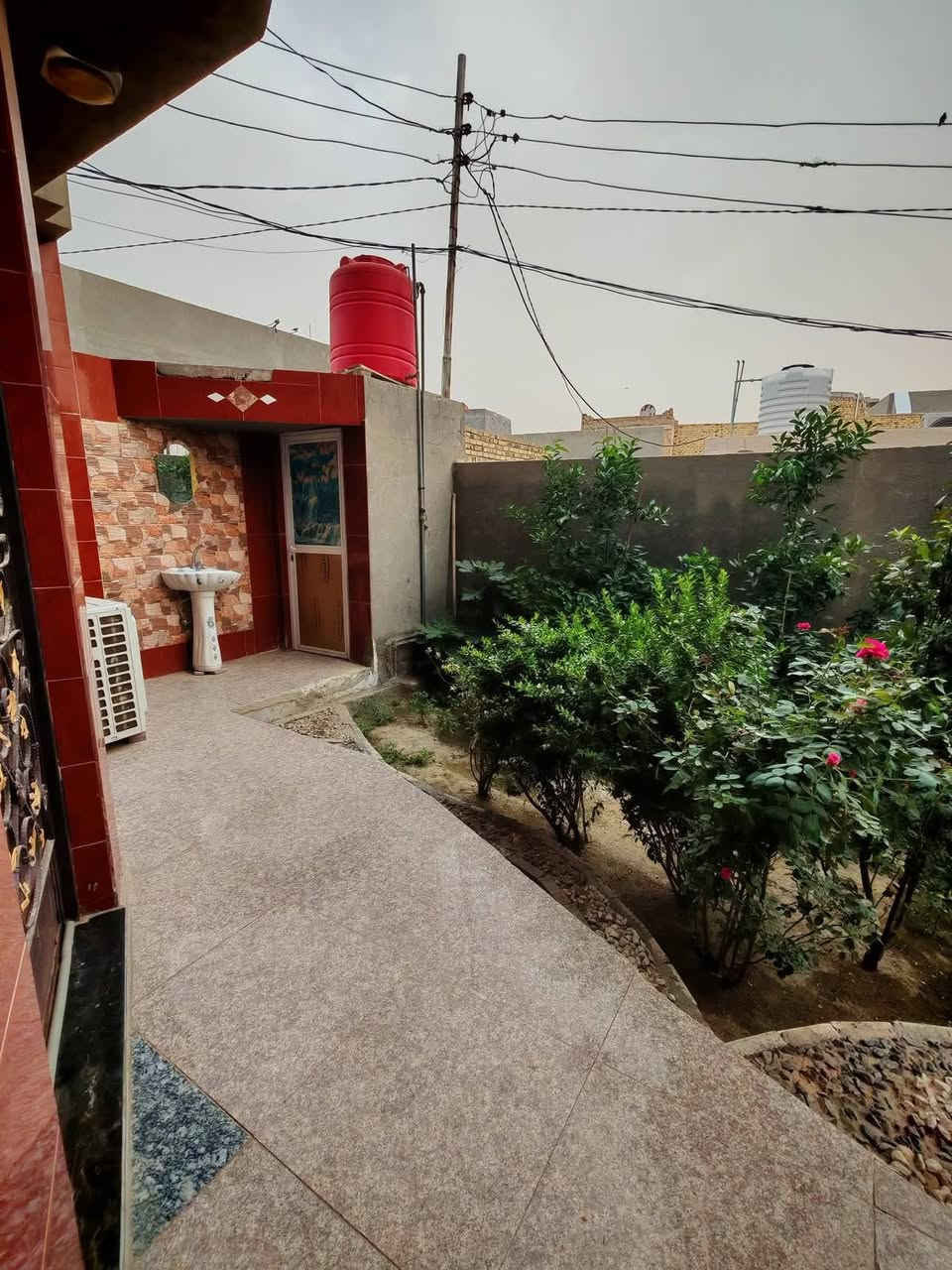بيت مساحته 200متر طابقين بناء طابوك صب طابو زراعي سند25
العنوان ورديه شارع 30 الخدمي الذي يربط بين الحولي والسكه كل الطرق  توصل اله وطريق اخر نزله سعد بيجو عبر السكه هواي طرق اله  بيت فول
يتكون من غرفه كلدور صاله مطبخ مجمع صحيات داخلي وخارجي مع كراج وحديقه وفوك ثلاث غرف وكلدور 
مكتب وعقارات الوارث
***********
