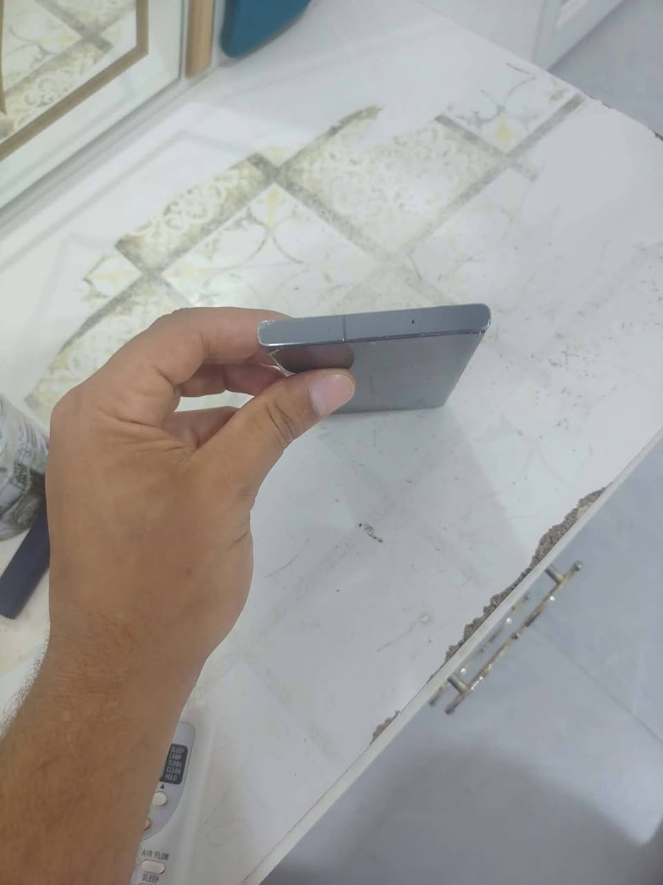 🔥 للبيع Samsung Galaxy S23 Ultra 🔥
📱 نسخة الشرق الأوسط 📶 دبل شريحة 📦 الكارتونة موجودة ✍️ قلم الـ S Pen شغال 100% ✅ الجهاز نظيف، وبي فقط فطر (كسر) بسيط بالجهة الخلفية ولا يؤثر على الأداء.
مواصفات الجهاز: • شاشة Dynamic AMOLED 2X بحجم 6.8 إنج، دقة +QHD وتردد 120Hz. • معالج Snapdragon 8 Gen 2 for Galaxy. • كاميرا رئيسية 200 ميكابكسل مع تصوير 8K. • بطارية 5000mAh مع شحن سريع. • يدعم مقاومة الماء والغبار IP68.
💰 السعر: 700  ***********
