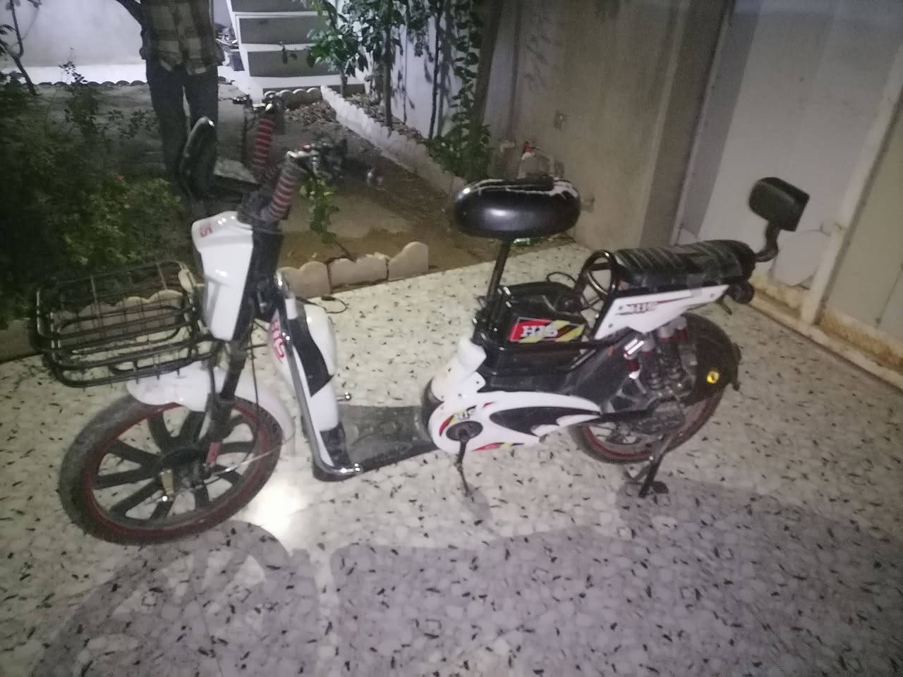 دراجه شحن لبيع مابي عيب دراجه حلوه فقط بطاريت ميت يعني بدون بطاريت سعره 150 بى مجال بسيط ***********
