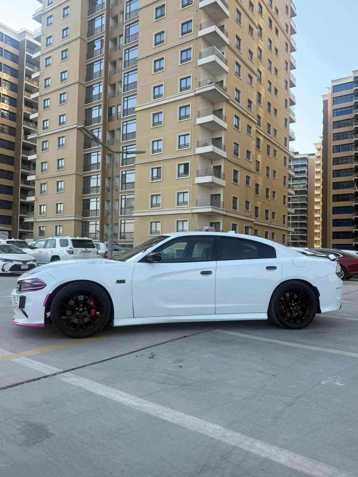 سلام عليكم شباب 
جارجر سكات باك للبيع 
موديل 2022 
اللون ابيض 
مكينه V8 / 6400ccm
ماشيه : 40 m 
رقم بغداد بأسمي والتحويل ثاني يوم 
المواصفات 
——————————-
كشنات كنتاره احمر مختم ( سكات باك ) 
فجوج بريمبو 6 بستم 
اكسل قفل 3.9 
كير 8 نمر 
دبات موبار سود
شاشه كار بلي 
كشنات تدفئه تبريد 
4 مودات قياده 
ذاكرة خزن ميموري 
حساسات خلفيه + جانبيه 
كامره خلفيه 
وباقي مواصفات السكات باك معروفه 
الأضافات 
———————————
لدات اوركال متغير 
وسقف روز رايز

حادثها 
——————————-
جاملغ وبنيد فقط 

* علماً السياره مناقصها اي شي جاهزه مجهزه 
* لا بيها تكحيل ولا بارد وكشرها كلش حلو 
السعر  ورقه وبالعافيه على الي ياخذها
السعر 215وبيها مجال بسيط 
مكاني بغداد / المنصور
هاذا رقمي ***********
