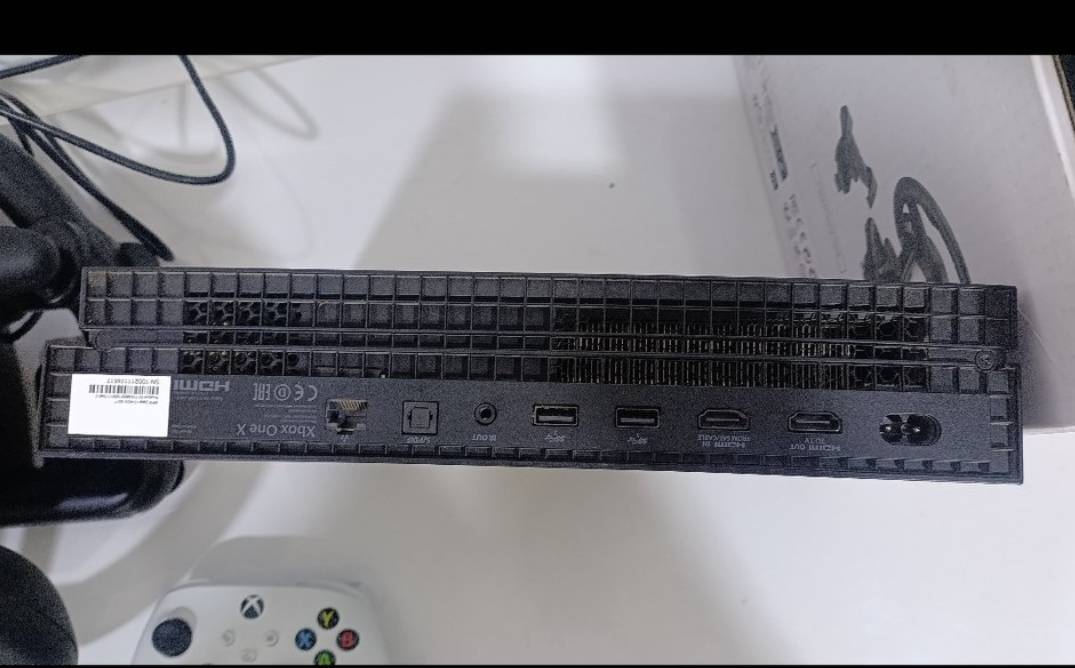 السلام عليكم
XBOX ONE X 

مساحة: 1024gb 

تاريخ الاصدار: 2017

اللون: اسود 

الملحقات: 

2 جويستك اصلي واحد ابيض وواحد ازرق 

دركسيون pxn v3 pro مستخدم شهرين ونص كامل ملحقات حتى الكرتونة موجودة 

الألعاب:  بي اكثر من 25 لعبة مملوكة اهمها:  

FIFA25

FIFA24

FIFA26

PES 2026

GTA5 

Forza Horizon 5 

Fortnite 

Resident Evil 4 

 وموجود حساب فورزا هورايزن 5 مختمة بي اكثر من 820 سيارة وفلوس اكثر من 600مليون 

وموجود حساب GTA5 مختمة وايضا GTA5 online  شبه مختم 

وحسابين فورت نايت بيهن سكنات هواي 

ملاحظة: الجويستك الزركة بيها درفت بنسبة 30بالمية كل 10 دقايق تطلع ومن تلمس الكير يروح 

السعر: 380 وبي مجال
للتواصل ***********