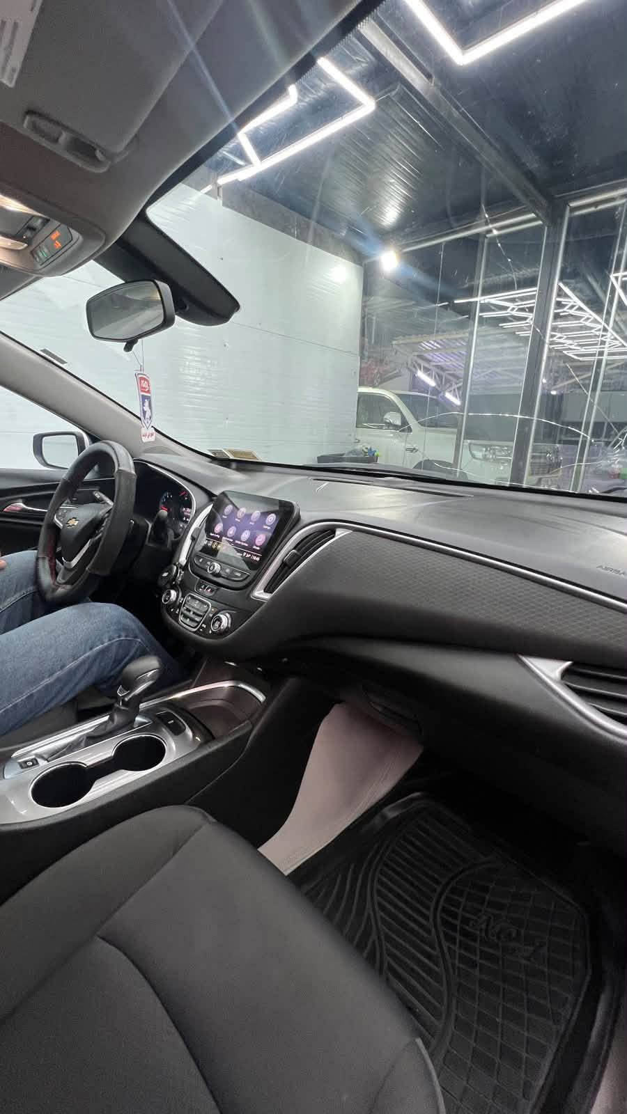 : شفروليه ماليبو موديل 2022 (رقم بصرة)

المحرك: 1500 Turbo، اقتصادي وقوي جداً.

المسافة المقطوعة: 70ألف كيلومتر فقط (مشية حقيقية).

الوضعية القانونية: رقم  بصرةمعوقين، باقي أقل من سنة وتتحول السنوية باسم المشتري بشكل طبيعي.

حالة السيارة: جاهزة تماماً، ما ناقصها أي شيء، شغل واطلع.

التواجد والمعاينة: البصرة
.

رقم الهاتف للتواصل وعروض المراوس: ***********

السعر 118 ورقة بيه قطعتين صبغ
