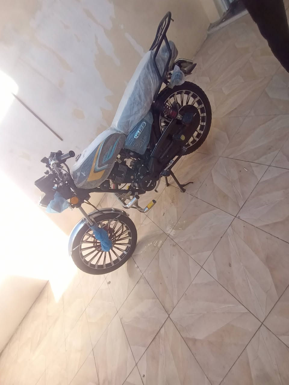 اخوان السلام عليكم دراجه للبيع موديل 25 دراجه كفاله عامه بها نقص دشبول مبدل بس مكان دي سعر 750 وبيها مجال شراي يتصل وتدلل ***********
