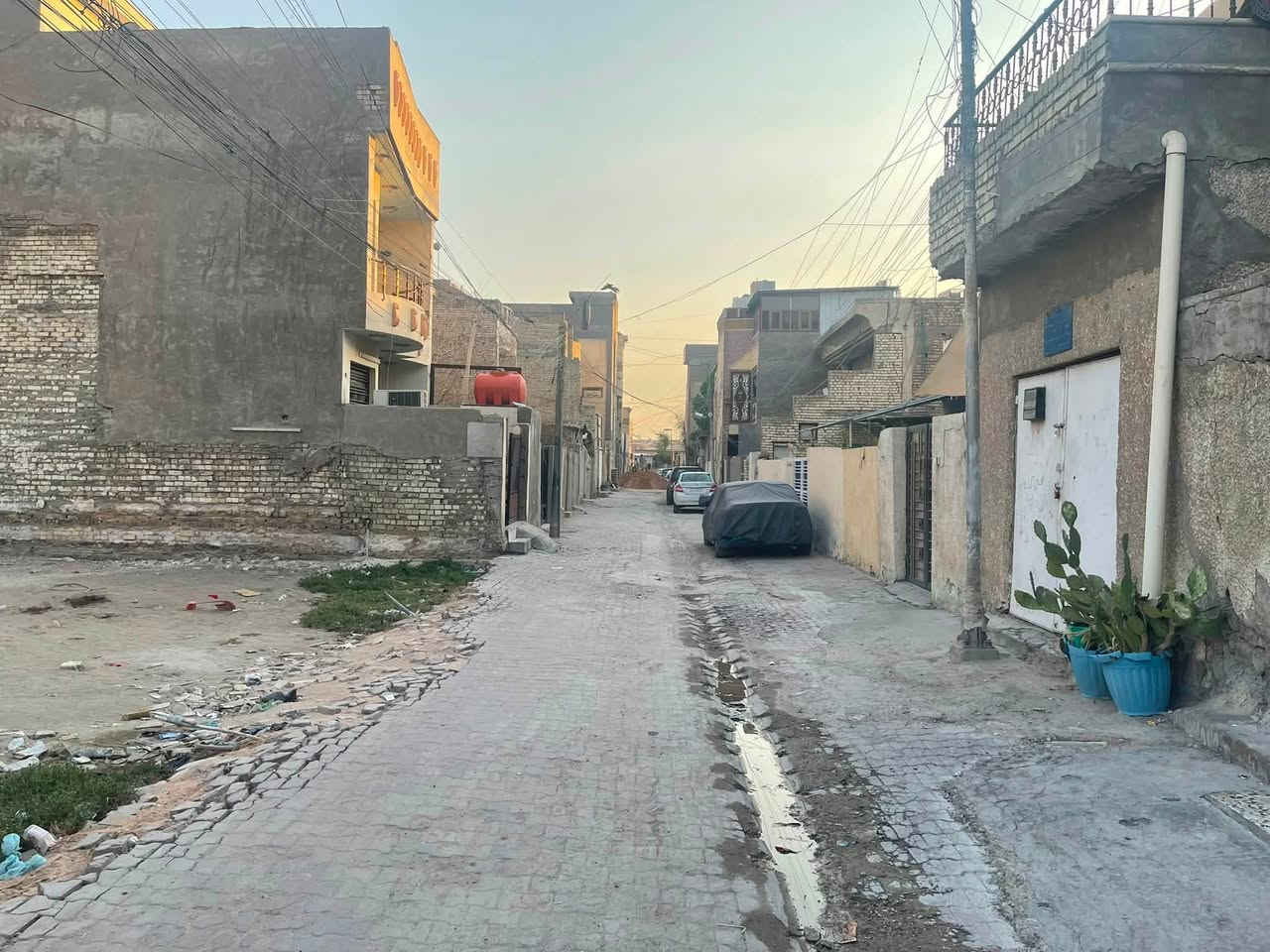 للبيع قطع من دار تفليش المساحه 200 متر الواجهه 10 والنزال 20 يباع كامل او نصفين الموقع شارع فلسطين قرب مول الاطرقجي وقرب مستشفى الكندي محله 145 اذا تدخل من شارع الكندي اول فرع عاليمين بالنهايه واذا تدخل من شارع الاطرقجي اول فرع عاليسار ثاني بيت للاتصال *********** او *********** شركة الخيمه للعقار

