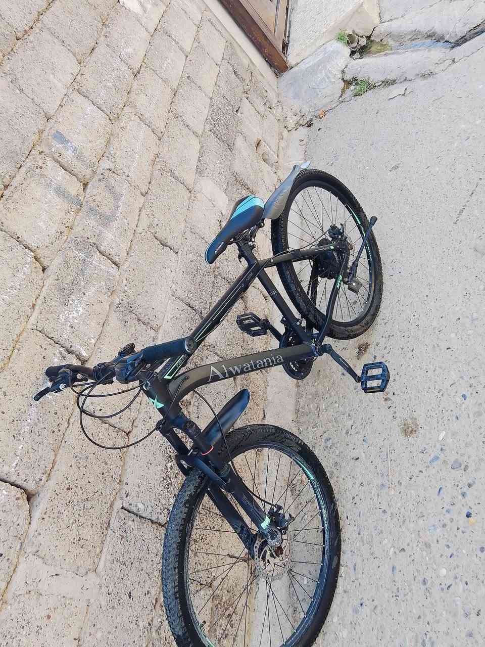 السلام عليكم بايسكل رياضي ثقيل جديد ما مستخدم كلشي بي شغال كلشي بي ما امبدل وضع شركه  السعر 100 وبي مجال حك جيتك العنوان موصل رشيديه للستفسار ***********
