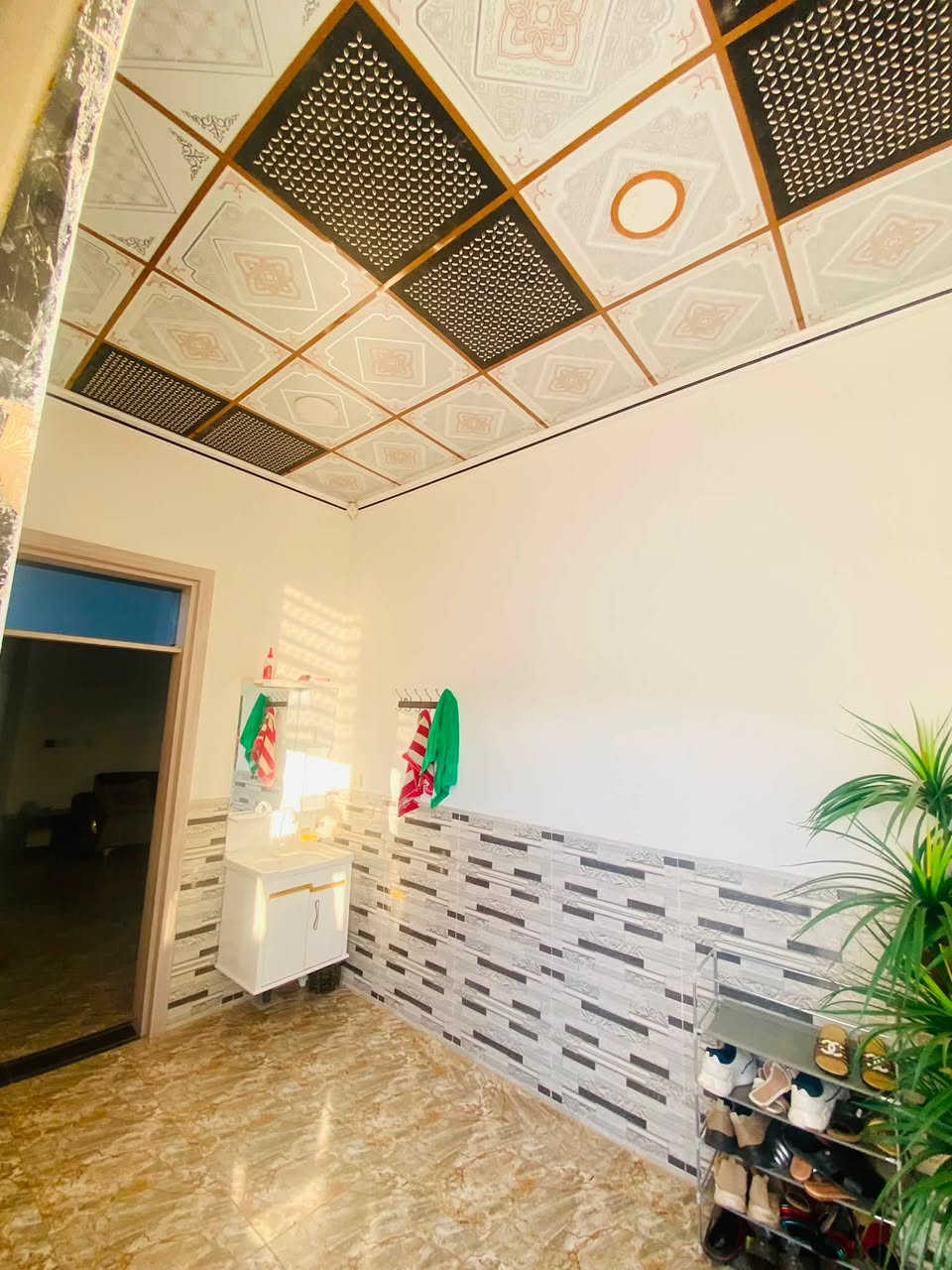 🏡 للبيع – منزل حديث البناء جاهز للسكن
📐 مساحة الأرض: 600 م²
يضم المنزل:
• ربعة واسعة (7×5 م)
• هول (4×4 م)
• غرفتين نوم بمساحة (4×4 م) و(5×4 م)
• صالة مريحة (6×4 م)
• مطبخ داخلي كبير (7×4 م)
• مطبخ خارجي ومخزن
• مجمع صحيات (3×3 م)
• غرفة في الطابق الثاني (7×5 م)
• بيتونة بمساحة (6×4 م)
✨ مميزات إضافية:
✔ أرضيات بورسلين فاخرة
✔ سقوف درجة أولى
✔ المنزل مسيّج بالكامل
✔ بناء حديث ومكتمل، والنقص الوحيد هو سقوف البيتونة فقط.
💰 السعر: 65 مليون دينار.
📍العلم_شارع العم حامد الشباط الشمري 
للاستفسار والتفاصيل:
النخبة للتسويق العقاري
📞 ***********
