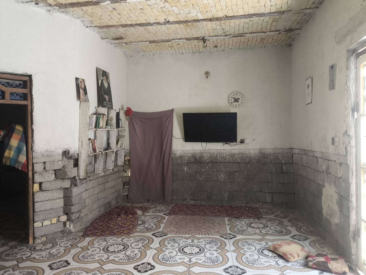 السلام عليكم.. عظم الله لكم الاجر بذكرى أربعينية الإمام الحسين عليه السلام. 
إخوان بيت للبيع المساحه 200 متر يتكون من صاله وغرفتين ومطبخ.. البيت عوزه ترتيب بسيط وسعره مناسب ب 35 يعني بسعر قطعه تقريباً كافة الخدمات ماي ومجاري وكهرباء وشارع عرضه 10 عنوانه اسديناوية.. شارع مدرسه صفي الدين... نهاية الشارع مال مجمع بشير.. بالقرب من حسينية الامام علي السجاد عليه السلام.. للتواصل *********** 
*********** .. ثنينهن بيهن واتساب
