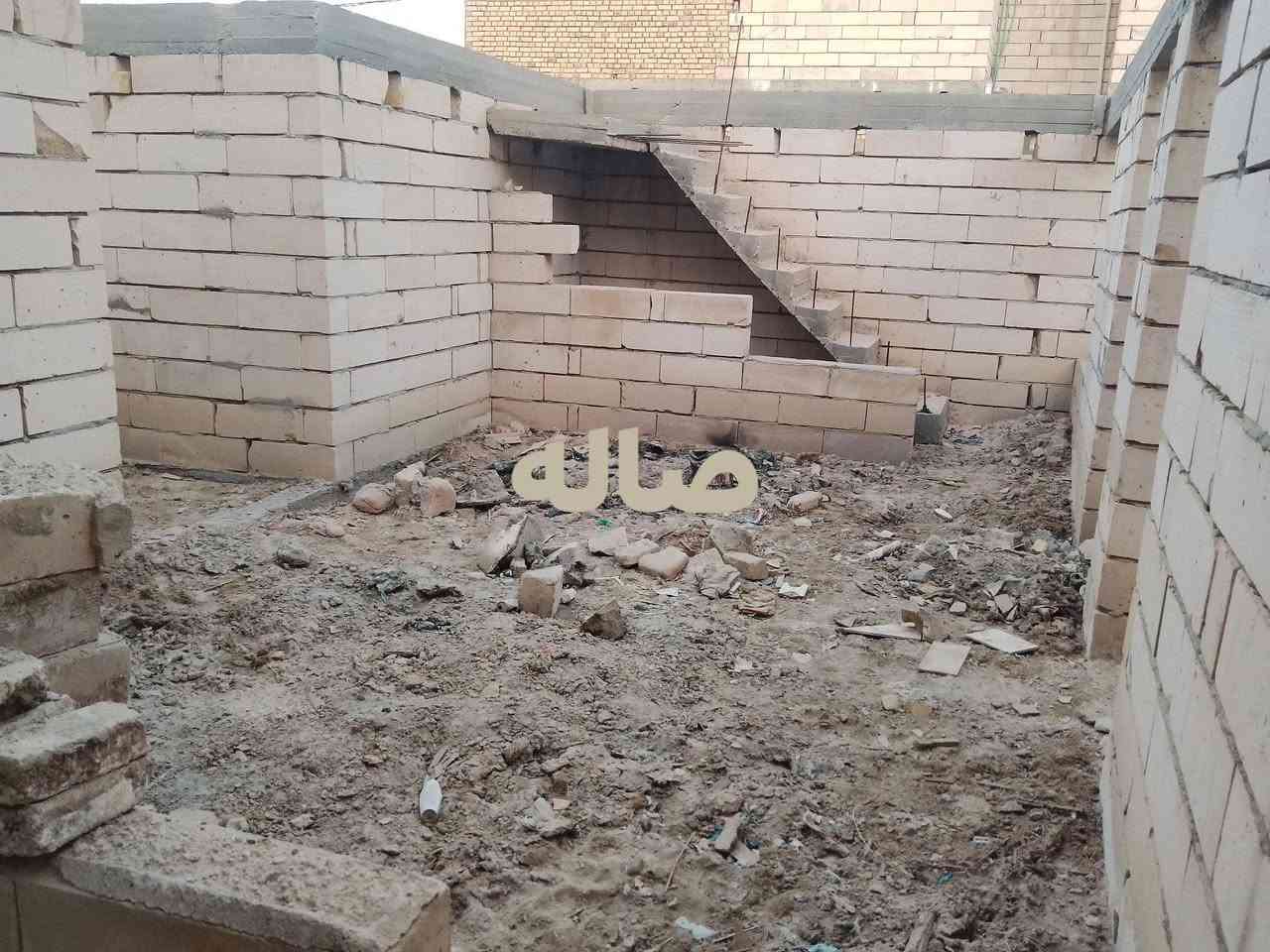 بيت زراعي  هيكل مساحه 200
بنص البيوت ماي كهرباء كلشي متوفر

غرف 2
صاله
مطبخ
دوانيه 
ساحه للبيت 
حي الحسين شارع اللبان
عن الشارع العام 300 متر
السعر 32 وبي مجال
***********

